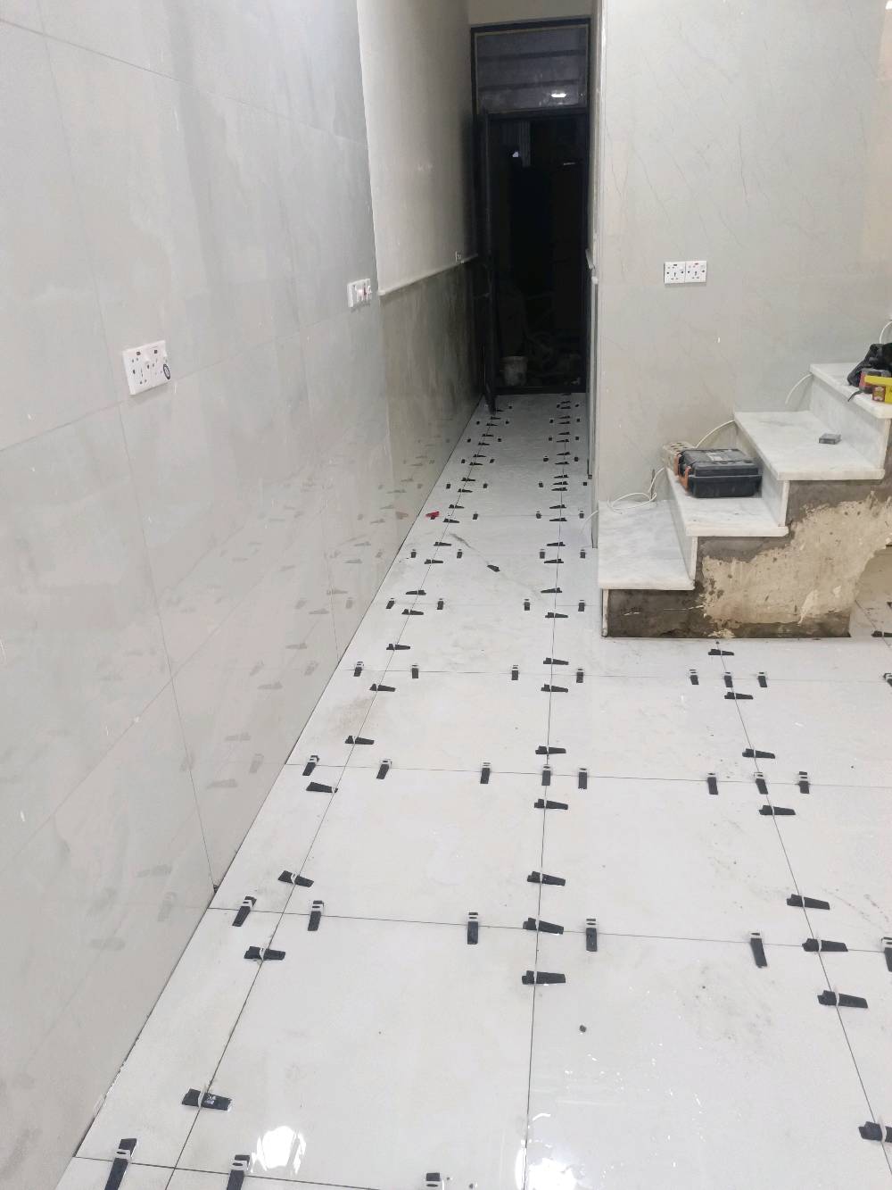 كادر تغليف جدران وارضيات عمل هندسي درجه اولى بادارة ابو مصطفى ***********
أستاذ أبو مصطفى، بأي محافظة/منطقة متوفرين حتى الزبون يعرف إذا تخدمون بمكانه لو لا؟: 
بغداد
شنو أنواع الشغل اللي تسووه بالضبط غير تغليف الجدران والأرضيات: حمامات، مطابخ، واجهات، أدراج، وشاورات؟: 
جبس بورد اصباغ وديكورات 
هل تشتغلون بكل أنواع الكاشي والبورسلين والرخام، لو عندكم مقاسات/أنواع محددة تفضّلوها؟: 
كافة المرمر والسيراميك والكاشي والبورسلان وتغليف الدرج 
التسعير عندكم شلون يكون: بالمتر لو حسب نوع الشغل والتحضير، وهل السعر يشمل المواد لو بس الأجرة؟: 
الاسعار اذا بالمتر من 10 فما فوق واحيانا حسب الكمية وحسب نوع الشغل يكون تسعيرة بمبلغ محدد 
أكو ضمان على الشغل بعد التركيب، وإذا أكو شكد مدته؟: 
العمل ظمانه الجودة وراي الزبون اقل مدة زمنيه اسبوع وحسب كمية العمل اقل او اكثر 