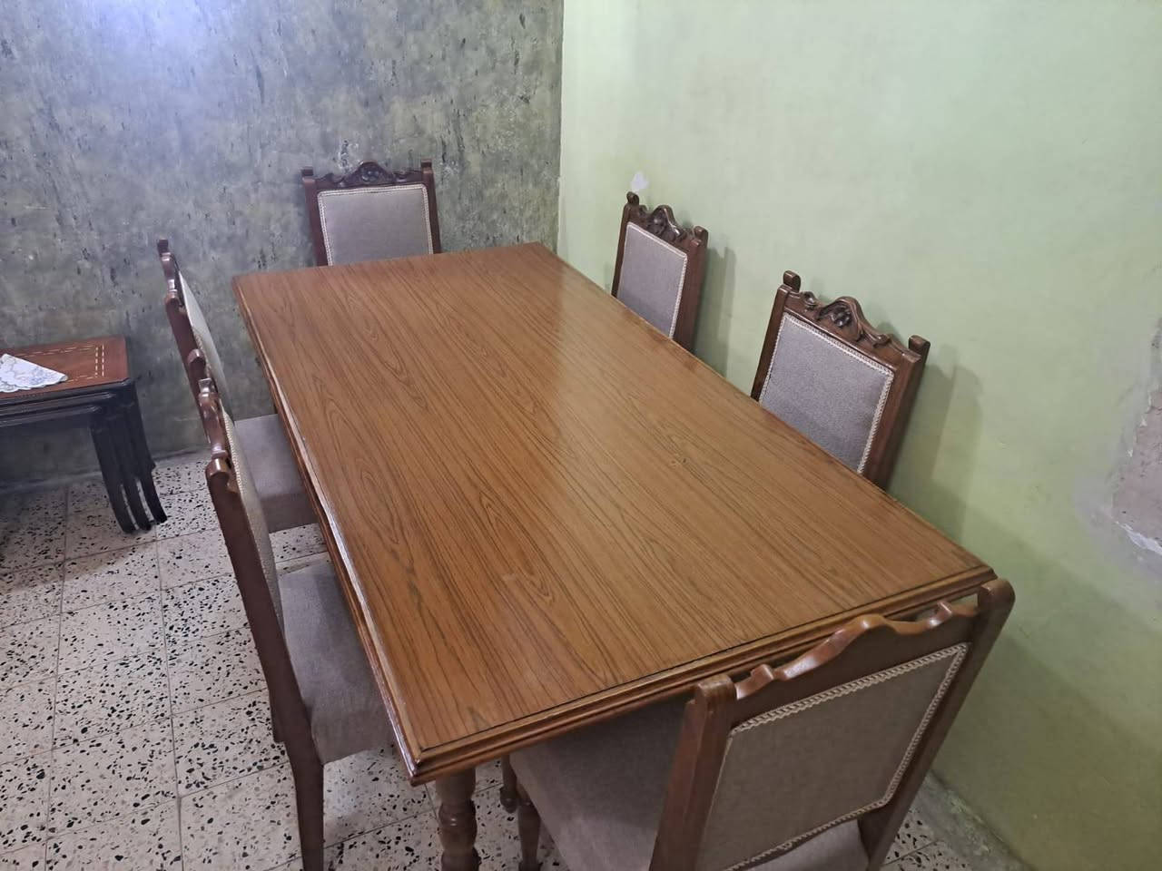 ميز طعام ٦ كراسي خشب صاج عراقي نظيف جدا بدون اي ضرر الاتصال ***********
