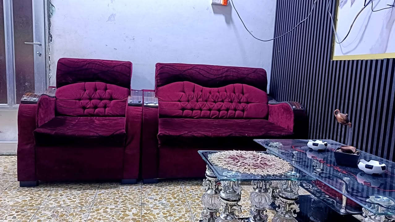 تخم خمس قطع
 2 كبار
1 وسط
2 كراسي 
وطبلات وحده جبيره 
و1 صغيره
مكاني  ناصريـــه الاسكان الصناعي
 ***********
شراي يتصل
