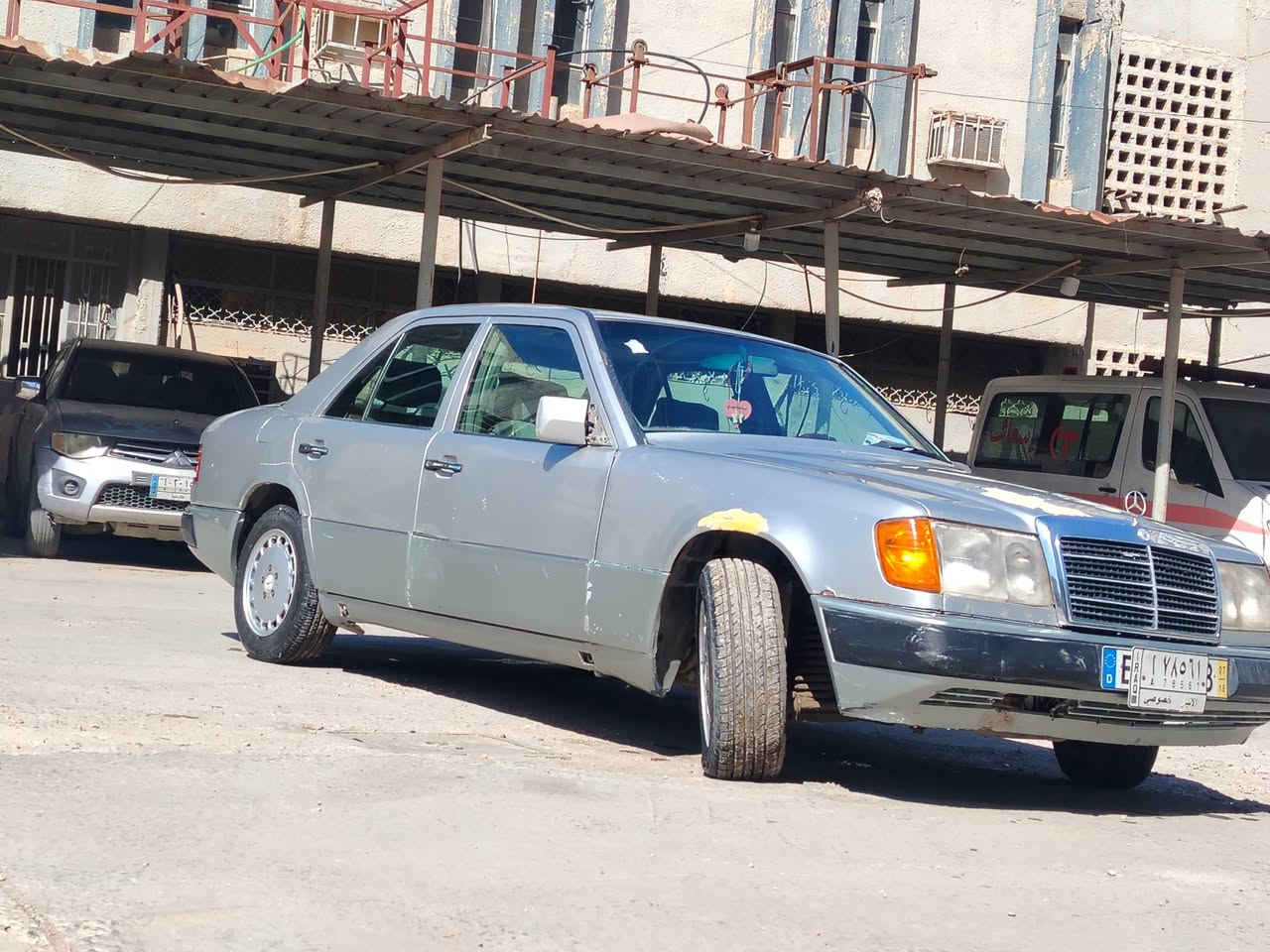 دب ١٩٩١ انبار مكانها وصاحبها في كربلاء سنويه نافذه صار ٦ اشهر  مكينه وكير بطه بحاله جيده شوف عينك تجي وتشوف هل الموجود ٣٢ وبيها مجال بيع او مراوس بسياره حديثه وانطي فرق 
***********
