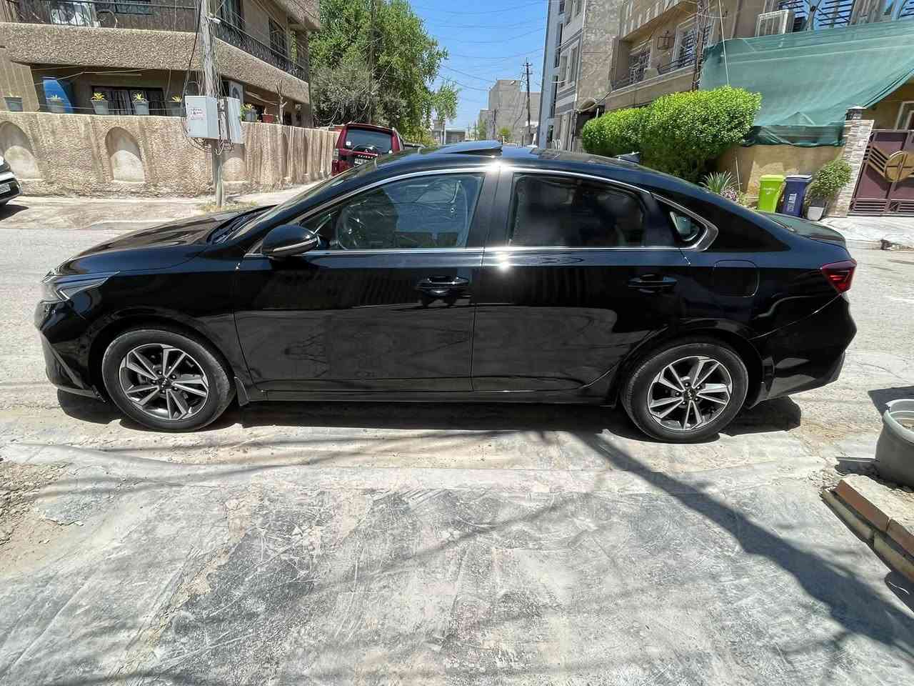 كيا سيراتو 2023 خليجي مكينه 2000
كير AT 
فتحة سقف 
حساسات خلفيه 
شاشه بلاديه ابل كار بلي 
تحكم ستيرن 
مثبت سرعه 
ثلاث وضعيات قياده 
مري شفط 
اشاير مري 
هزه جديده 
السياره عليه ادامه كامله بدون اي نقص 
باتري جديد اصلي ضمان 
تخم تايرات جديد 
لد نهاري 

موقع بغداد اليرموك 
***********
