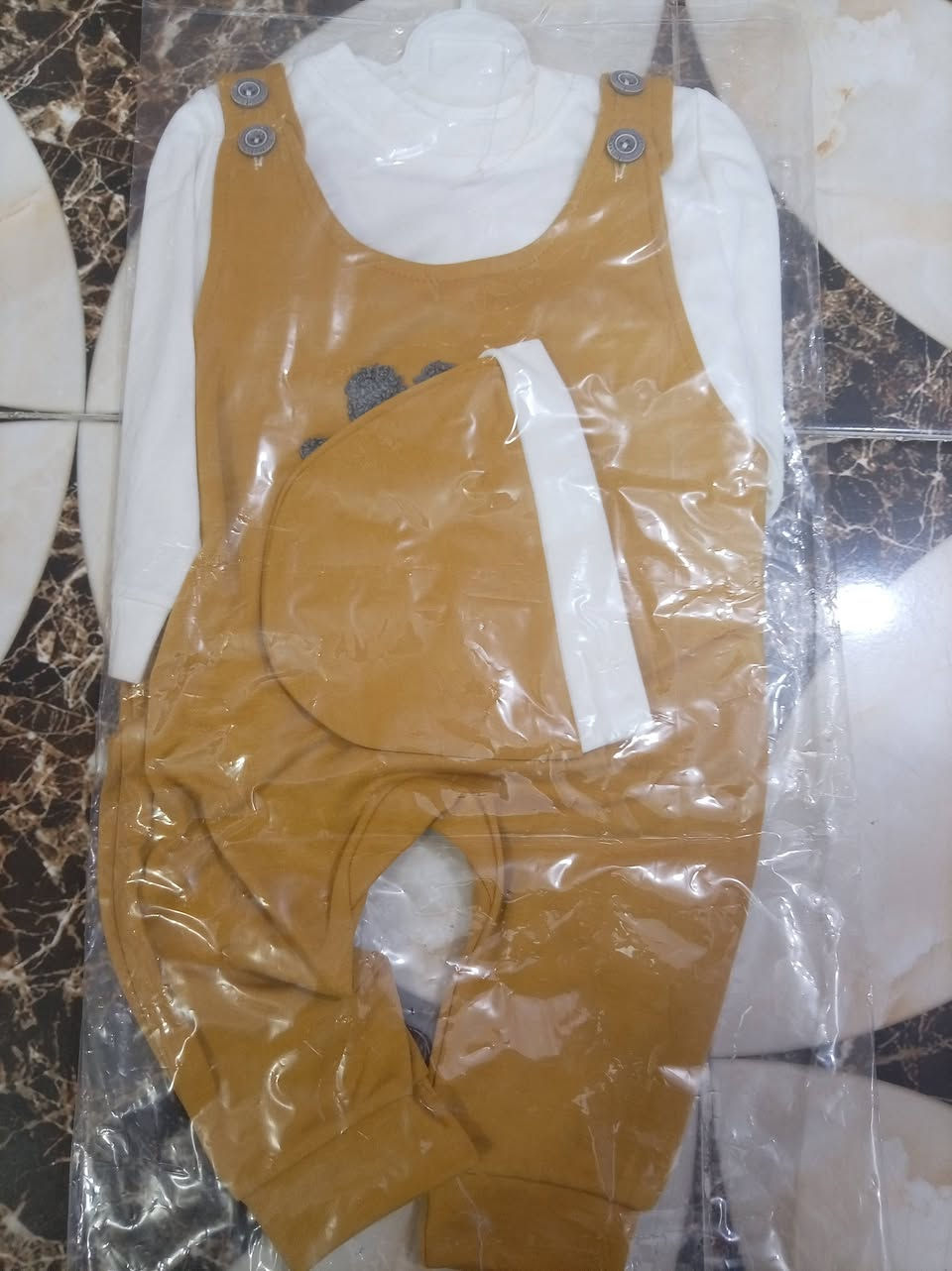 ملابس أطفال جديدات للبيع
سعر القطعتين ب ٥ الاف
و الحضينة اشتريت الواحد ب ٥ الاف و اريد ابيعهن الوحدة ب  الفين
الي يريد يشتري يتواصل وياي على هذا الرقم واتساب
***********
***********
