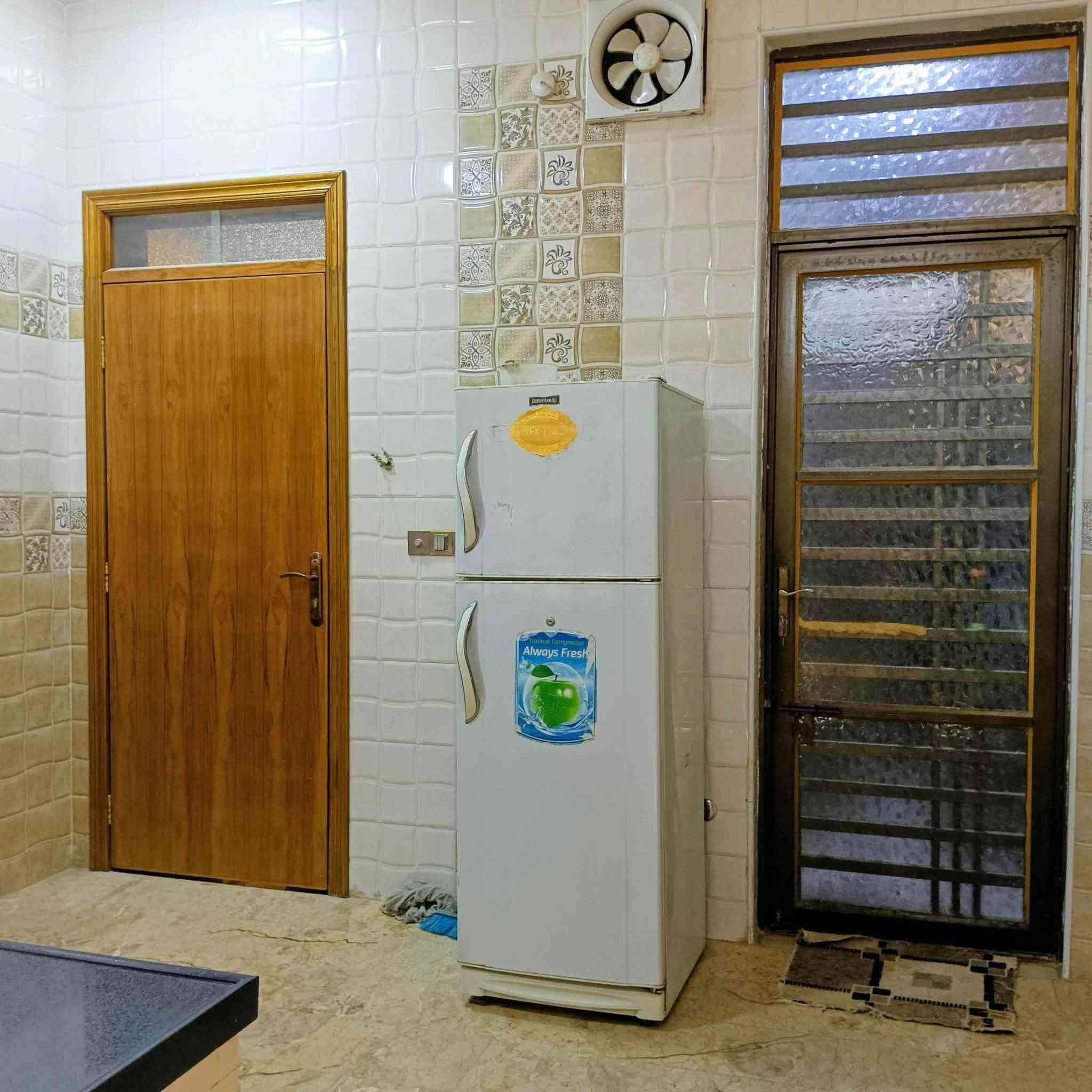 بيت للبيع (حي الرياض) خلف البريد بناء درجه أولى مساحه ٢٠٠م ١٠x٢٠ اساس رفت
استقبال مطبخ صاله كبيره صاله صغيره 

ثنين غرف نوم منورين ومجمع صحيات 

الطابق الثاني 2 غرف نوم وصاله ومجمع صحيات.ملاحظة الطابق الثاني بي نواقصه  بسيطة محجر وابياض فقط. للتواصل *********** بي وتس أب.
