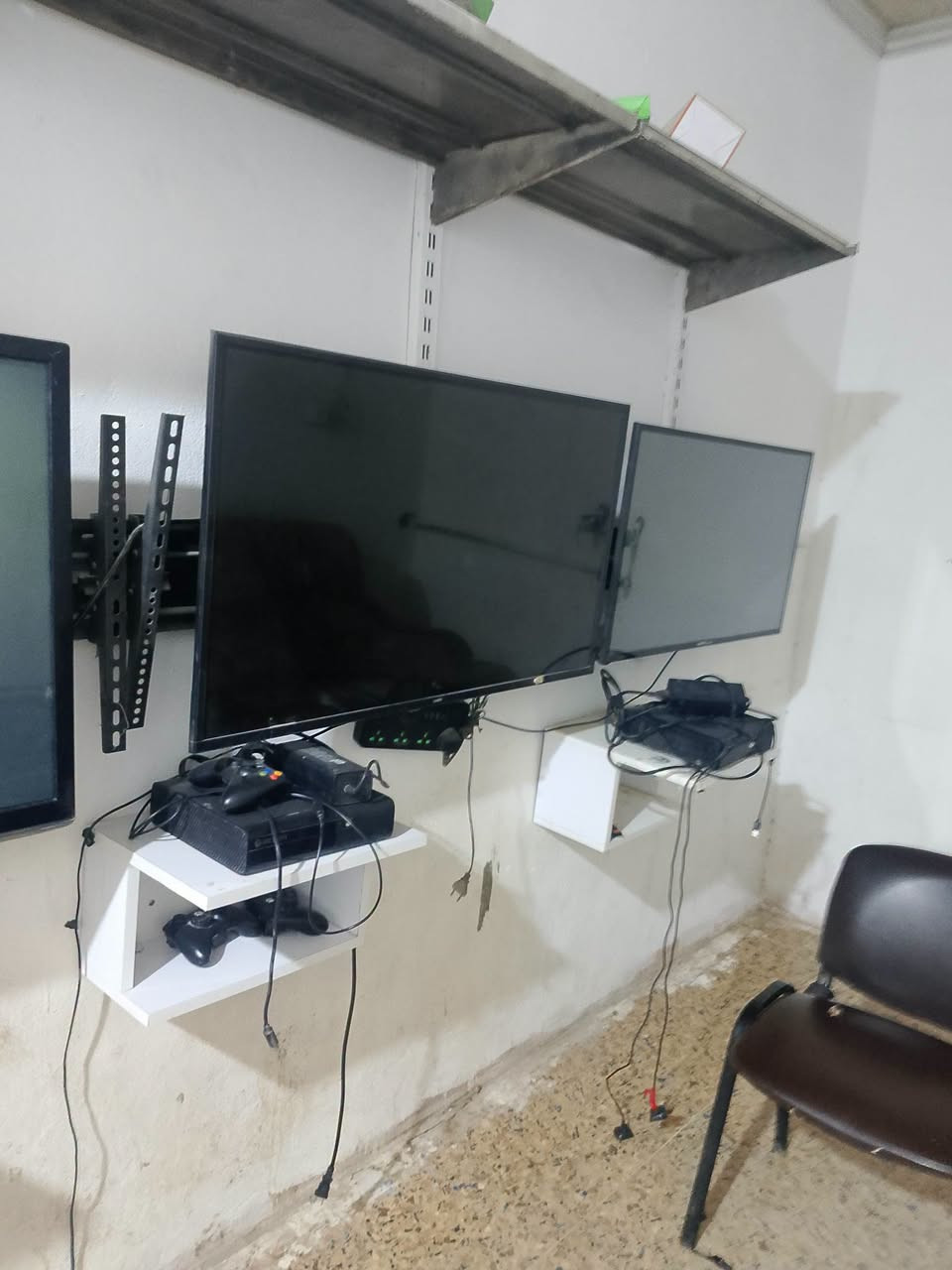 يوجد 2 شاشه مع بليات اكس بوكس عدد مع قواعد ابليات للبيع ***********

