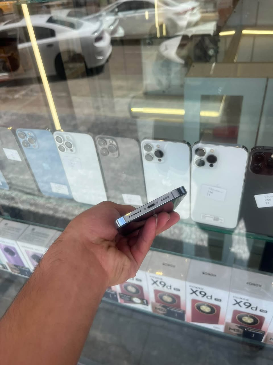 سلام عليكم آيفون للبيع 13برو ماكس سعر750 وبي مجال شي قليل مكان تكريت الجمعيه تواصل *********** تصال واتساب***********

نص مكتوب في الصور:
- ١٢:٣٧
- حالة البطارية والشحن
- كما هو الحال مع البطاريات القابلة لإعادة الشحن، بطارية الهاتف قابلة للاستهلاك وتصبح أقل فاعلية مع الوقت. معرفة المزيد...
- ٨٥٪
- الحد الأقصى للقدرة
- هذا قياس لقدرة البطارية مقارنة بقدرتها عندما كانت جديدة. قد تتسبب القدرة المنخفضة بتقليل ساعات الاستخدام بين عملية الشحن والأخرى.
- أقصى قدرة للأداء
- ستساعد الأنظمة المضمنة في النظام والمكونات في تخفيف آثار الأداء التي قد تلاحظها أثناء التقدم الكيميائي في عمر بطارية iPhone.
- شحن البطارية المحسن
- للحد من استنزاف عمر البطارية، يتعلم الـ iPhone من عادات الشحن اليومية، بحيث ينتظر ولا يتجاوز ٨٠٪ حتى يحين موعد حاجتك إلى استخدامه.