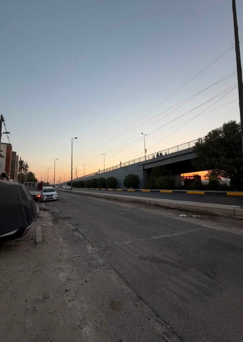 للبيع فقط بيت 160 متر واجهة 6 متر طابقين 
البيت بنائه نضيف مسلح  يحتوي على كراج وحديقه صغيره مطبخ واسع وهول جبير و3 غرف نوم واسعه  و2 حمامات بأسم شخص واحد 
العنوان/ الحرية مقابل مخازن الجاي على الشارع العام بالخدمي مقابل الهايبر ماركت يبعد 5 دقايق عن الكاظميه موقعه مميز من ارقى بلوكات الحرية رصيف 6متر خدمات كلها متوفرة للاستفسار الاتصال على الرقم هاتف/***********
