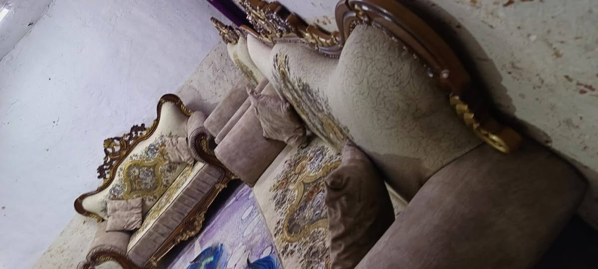 تخم ملكي 10 مقاعد نظيف جدا
سعره 340 وبي مجال مكان البياع 
اكو توصيل ب واتساب 
***********
