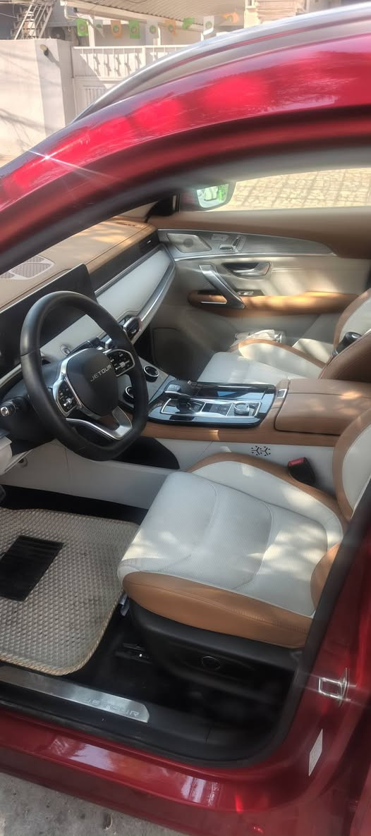 ‏جيتور   jetour x70 plus   1.6L 
‏الموديل: 2023
‏اللون:احمر
‏العداد: ٨٠٠
‏رقم السيارة اربيل 
‏سنويه رقم وهزه جديد
‏مكان السيارة - بغداد
‏للتواصل : ***********
‏المواصفات
‏* إطارات قياس 20 إنچ
‏* فتحة سقف بانوراما
‏* مقصورة الركاب من الجلد الفاخر
‏* مقعد السائق والراكب كهربائية
‏* مقعد السائق مع ذاكرة لحفظ وضعيات الجلوس
‏* مقعد السائق تدفئة وتبريد
‏* مقعد الراكب تدفئة وتبريد
‏*المقاعد الخلفية تدفئة
‏* كاميرات محيطية 540 درجة
‏* شاشة التحكم بقياس 15.6إنچ
‏* * شاشة القيادة بقياس 8 إنچ
‏* نظام أوامر وتحكم صوتي
‏* رادار تفاعلي
‏* تحذير مغادرة المسار
‏* نظام القيادة شبه الذاتية
‏* نقطة عمياء
‏* نظام تحذير الاصطدام الامامي والخلفي
‏* إنارة محيطية
‏* إنارة ترحيبية
‏* المرايا الجانبية قابلة للطي كهربائياً
‏* شاحن هاتف لاسلكي سريع
‏* خاصية إغلاق الشبابيك وفتحة السقف عن بعد
‏* مصابيح أمامية أوتوماتيكية زينون مع مصابيح نهارية LED و التلقائي مع الضوء القريب والبعيد
‏* مسند الذراع الوسطي مع ثلاجة
‏* دخول ذكي (بصمة)
‏* صندوق كهربائي
‏• الفرامل اليدوية الاوتوماتيكي Autohold
‏* وضعيات قيادة متعددة
‏*6 وسائد هوائية
‏* موسيقى ترحيبية
‏* عتبات الأبواب مضيئة
‏* نظام تنقية الهواء مع شاشة لعرض البيئة الخارجية
‏* حساس للمطر
‏      
‏
