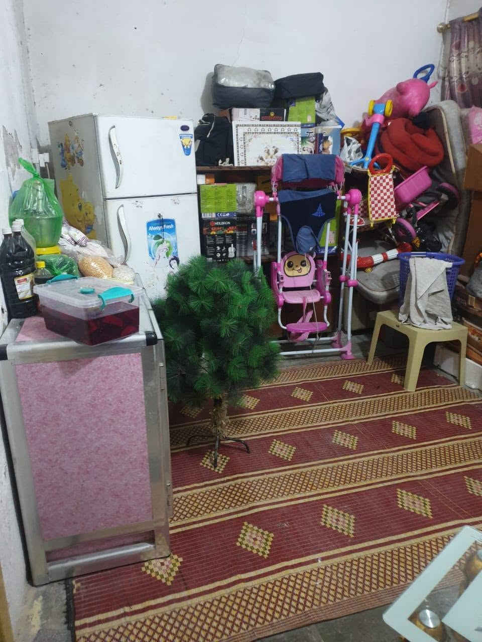 بيت تجاوز في حي الامانة قرب مجسر المهندسين الجديد قرب تقاطع الداخل للبيع المساحة ١٤٠ الواجهة ١٠ النزال ١٤ ونص يحتوي على غرفتين وحمام ومرافق واستقبال ومطبخ وترك كبير يصلح ان يكون غرفة البيت سقف  سندويج عدا المطبخ والاستقبال عكاده تحتاج ترميم البيت بناء طابوق مجاري رئيسى ميزانية كهرباء الشارع تبليط للاستفسار ***********  ابو فاطمه يرهم ابيع نص من البيت
