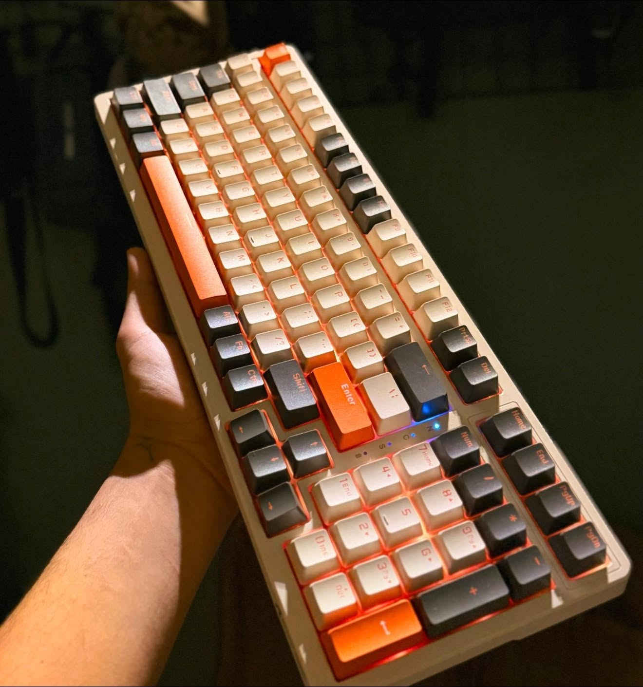 للبيع: كيبورد ميكانيكي احترافي ATTACK SHARK K98 RGB (استخدام بسيط جداً)
الوصف والحالة:
الكيبورد بحالة ممتازة، استخدام خفيف جداً وخالي من أي مشاكل أو عيوب.

⚙️ المواصفات 
 الموديل: ATTACK SHARK K98 RGB
 النوع: كيبورد ميكانيكي (Mechanical Keyboard)
 الحجم والنمط: 96%

💰 السعر والتواصل
 السعر: 50,000 وبي مجال 
 المكان: [ كربلاء ]

التواصل : ***********
