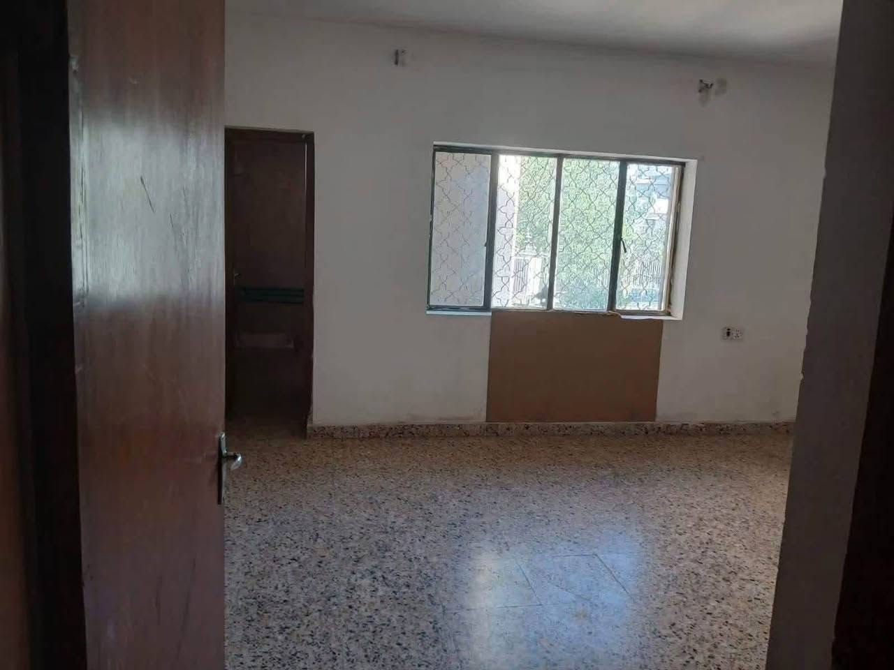 🏡 فرصة مميزة للإيجار في السيدية ✨
إذا كنت تبحث عن الراحة، والخصوصية، والموقع المثالي، فهذا العقار هو خيارك.

📍 الموقع: السيدية – مقابل حديقة ساحة الهنداوي، يبعد دقيقة واحدة فقط عن الشارع التجاري، وخلف أسواق حمص.

🏠 التفاصيل: ✅ المساحة: 150 م² ✅ الطابق الأول 🛏️ 3 غرف نوم واسعة 🍽️ مطبخ 🚿 حمام 🪜 درج مستقل 🌿 بلكونتان بإطلالة جميلة

⭐ قريب من جميع الخدمات والأسواق، وفي منطقة هادئة ومناسبة للعائلات.

💰 الإيجار: 750 ألف دينار شهرياً

📞 للاستفسار: ***********
