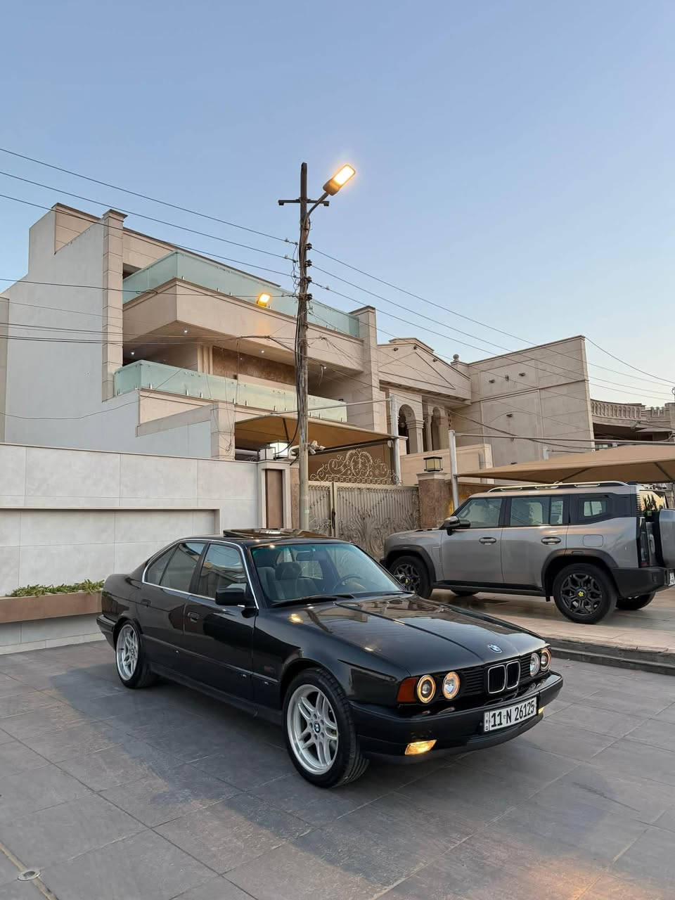 بي ام دبليو
موديل 1991 
للبيع 535 
عليها مكينه وكير صقر دبل فانوص مسكر 
السياره فول 
جاهزه اي نقص مابيها 
ويل جديد وتخم تاير جديد 
منضومة تبريد جديده 
السعر 64 وبيها مجال بصيط 
عنون السياره بغداد السيدية 
***********
