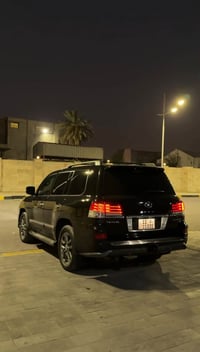 لكزس 2015 معروفه  مواصفاتها خليجي بريم  مراوس فقط. 2016 او 2017 وانطي ...