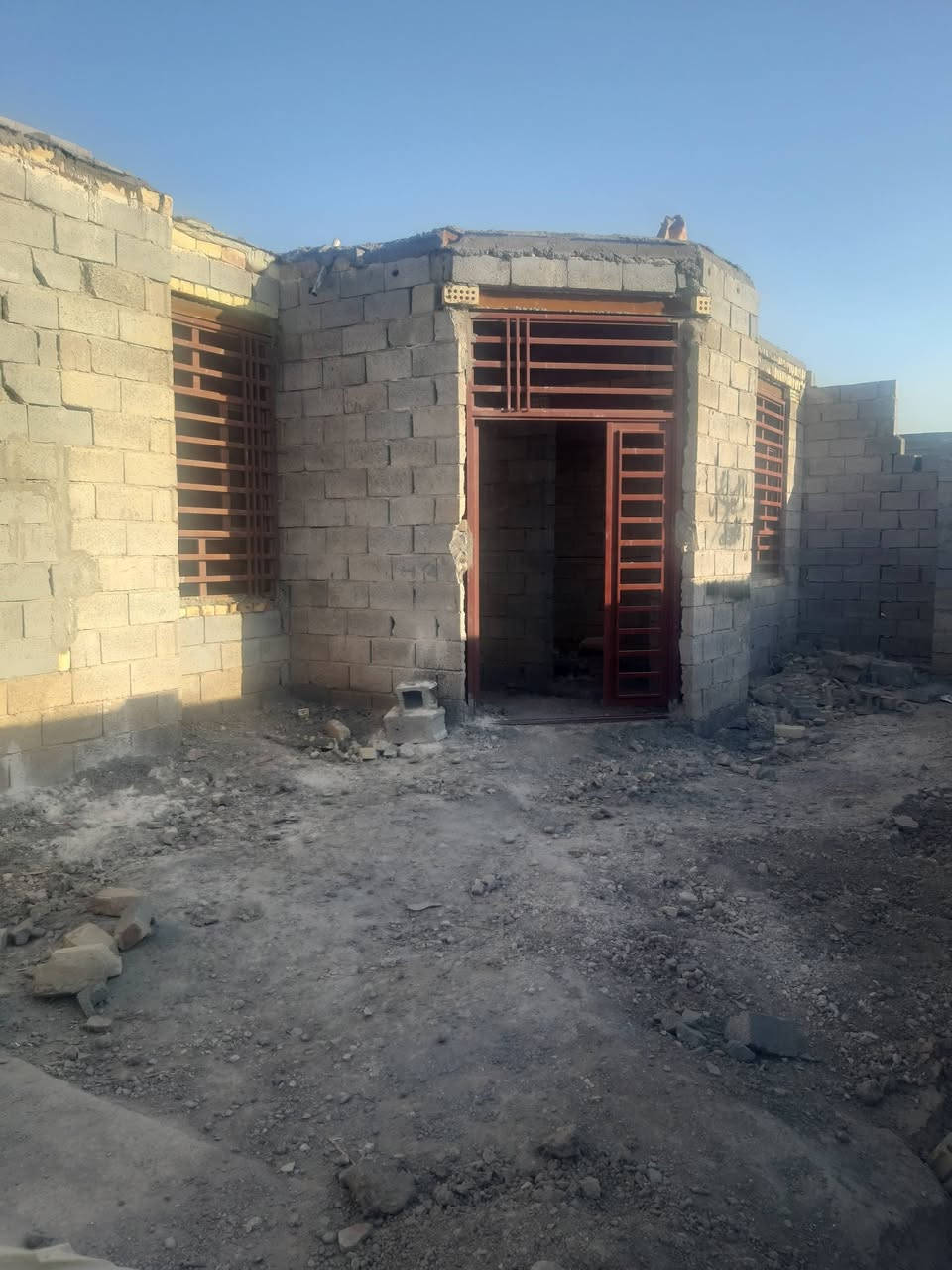 سلام عليكم بيت هيكل مساحه 2055 عكاده ومصبوب يتكوان غرفتين نوام صاله استقبل حمام ومطبخ
طرمه سياج خارجي حمام خارجي عنوان حي زليزل شارع الملعب اتصل على ***********
