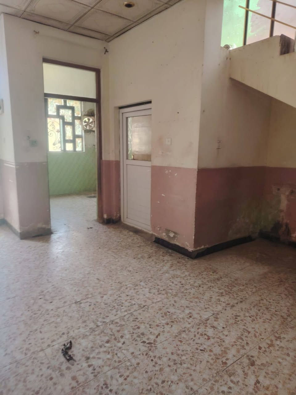 بيت للأيجار مساحته 100م بدون استقبال سعره 250الف قرب شارع الصب الاستفسار اتصل على هذا الرقم ***********
