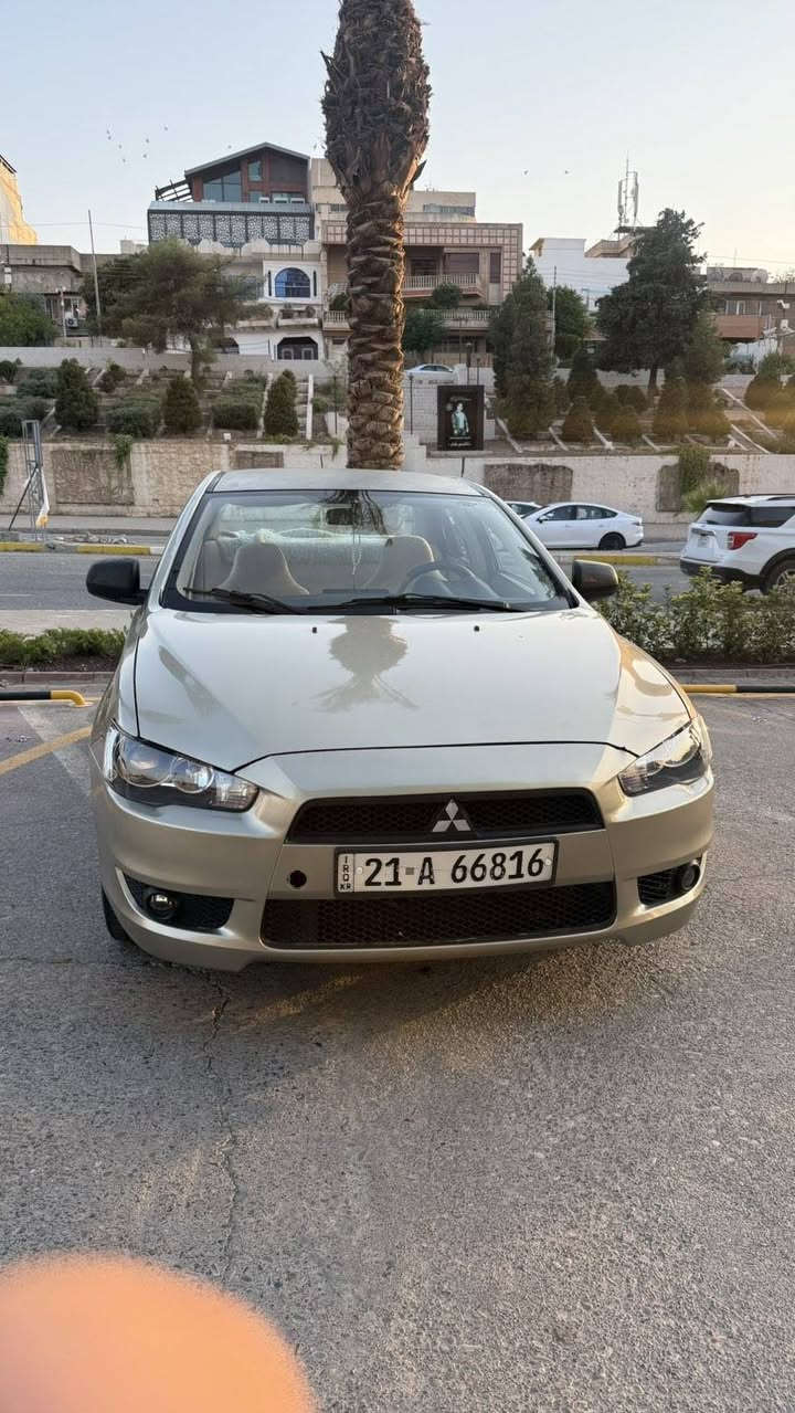 لانسەر قرش 2008
ناو زەرد
مەکینە گەورە 
سەنەوی تا 2028 تازەیە 
خەلیجی 
گێڕ و مەکینە بەشەرت هیچ عەیبی نەبێت
سەیارەکە حیزام بۆیاخە 
قرچی پێش و دوای قرچەکانی بچوکن زۆر کەمە 
نرخی 67 گەڵا 
***********
