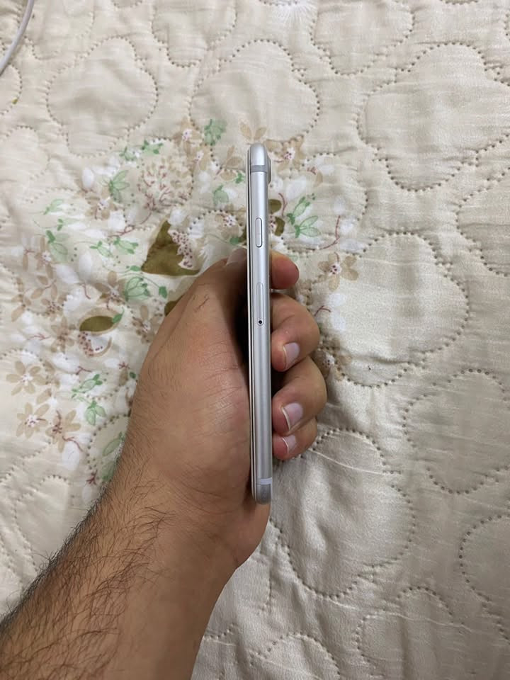 ايفون ٧ بطاريه ٧٢ جهاز بلادي وضع الشركه نضافه شخط مابي  سعر ٨٠.
*********** واتساب
