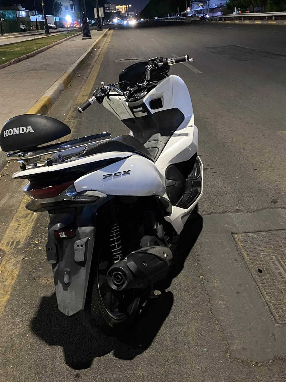 السلام وعليكم مكلف بالنشر  pcx الجيل الثالث وارد كوري بيها بس الماملغ طاك والقطعه موجوده يعني تصير الدراجة خير من الله ما ناقصها شي تراب مالتها وين متريد جيب وياك فيتر وتعال افحص وشغل واطلع ابيعلك من باب البيت مكاني بغداد الطوبچي رقم راعيها *********** الدراجة عارضها 1800 وبيها مجال ميقصر وياكم انشاء الله

