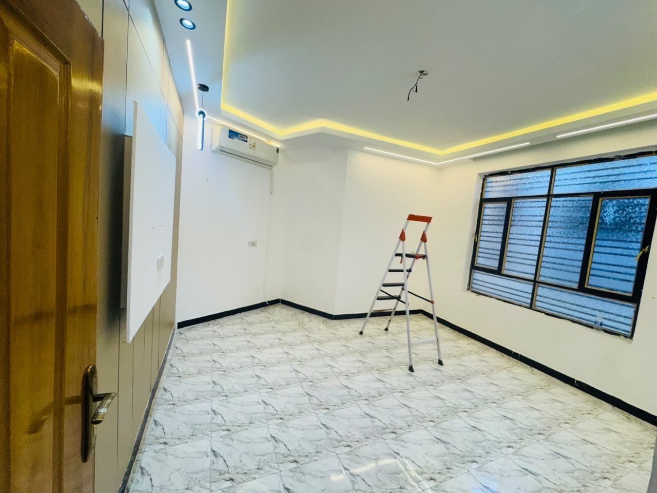 بيت في حي دجله السكني شارع مطعم ساعه البيت معزول طابقين كل طابق غرفه جلوس غرفتين نوم وحمام ومطبخ إيجاره كل شهر مليون