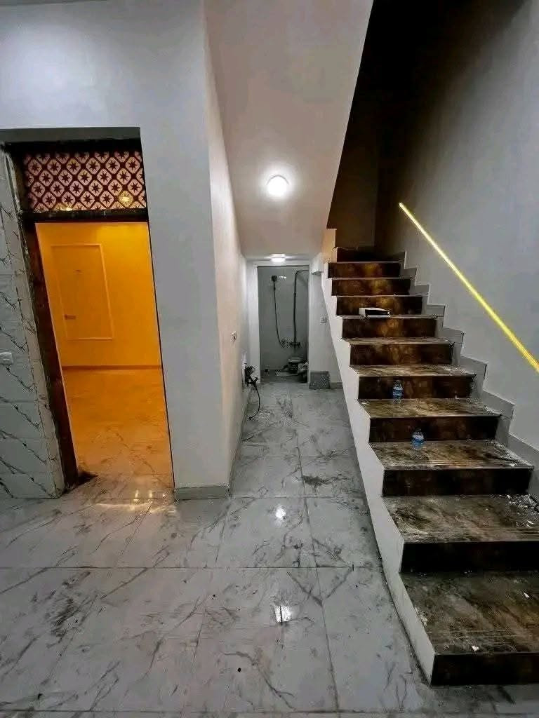 السلام عليكم على بركه الله دار للبيع باب الحاره الزراعي موقع مميز ١٠٠ متر مربع البيت ركن على شارعين تفاصيل البيت استقبال مطبخ صاله قرفه نوم صحيات داخلي ترك صحيات خارجي طرمه بيتونه سطح كبير البيت كامل من كلشي اي نقص مابي 
تفاصيل اكثر ***********
تفاصيل اكثر راسل الصفحه او استفسار واتساب
