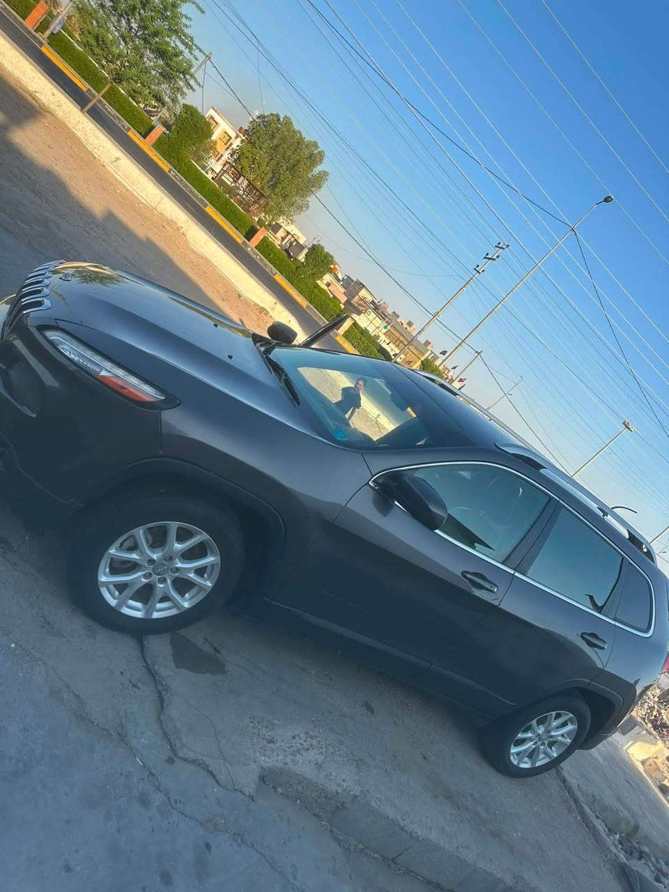 🚗 Jeep Cherokee 2018 للبيع 🚗
 الرقم: البصرة خصوصي جاهزة للتحويل.
 اللون: رمادي.
 الوضع الميكانيكي: محرك، جير، حدادية، وتبريد بشرط الفحص.
 النظافة: سيارة عائلية نظيفة جداً ودواخل ممتازة، ما تحتاج أي مصاريف.
📍 المعاينة: البصرة
💵 السعر: [السعر المطلوب]
📱 للاتصال أو واتساب: *********** البصرة, العراق
