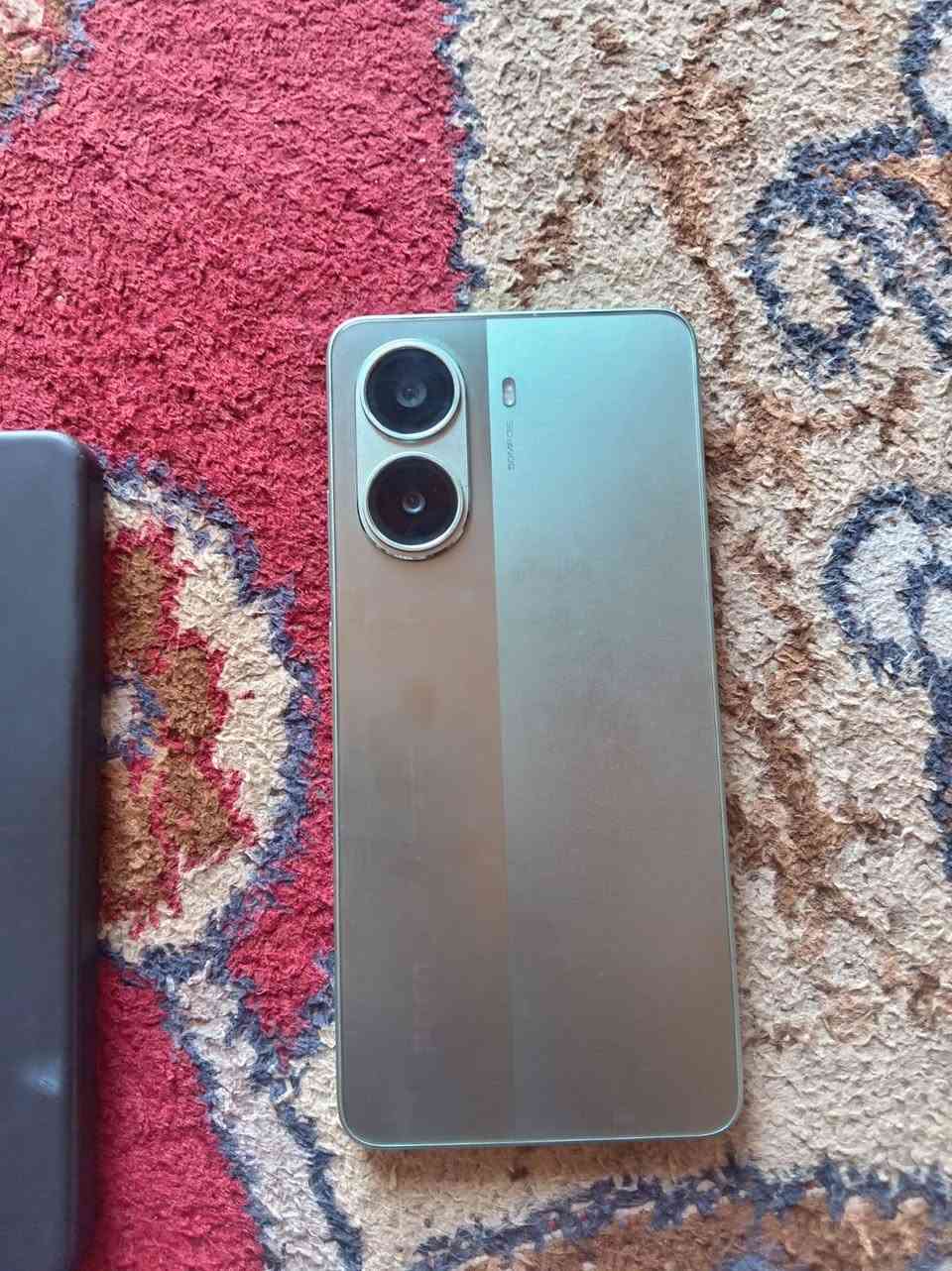الجهاز الظاهر في الصورة هو POCO X7 Pro.
​مواصفات الجهاز (المساحة والذاكرة)
​سعة التخزين: 512 جيجابايت (يظهر في الشاشة المتبقي منها مع التوسيع Virtual RAM).
​الذاكرة العشوائية (RAM): 12 جيجابايت أساسية + تدعم تمديد ذاكرة وهمية يصل إلى 16 جيجابايت إضافية.
​المعالج: MediaTek Dimensity 8400-Ultra (معالج قوي جداً مخصص للألعاب والفئات العالية).
​الشاشة: AMOLED بحجم 6.67 بوصة، بدقة 1.5K، وبمعدل تحديث 120Hz.
​الكاميرا: رئيسية بدقة 50 ميجابكسل مع مثبت بصري OIS + كاميرا واسعة 8 ميجابكسل، وأمامية 20 ميجابكسل.
​النظام: HyperOS 2.0 مبني على Android 15 (يظهر في الشاشة تحديث أمان أندرويد 2026).
​البطارية والشحن
​سعة البطارية: 6000 مللي أمبير.
​الشحن السريع: قدرة 90 واط HyperCharge (يشحن إلى 100% خلال حوالي 42 دقيقة).
​أداء الألعاب وعدد الفريمات (ببجي - PUBG Mobile)
​عدد الفريمات: يدعم خيار 120 فريم (120 FPS) في لعبة ببجي على إعدادات (Smooth)، أو 90 فريم بأداء مستقر وثابت جداً.‏ السعر 350 بي مجال مكاني ديالى الخالص ماعندي توصيل رقم التواصل بي واساب ‏‪***********‬‏
