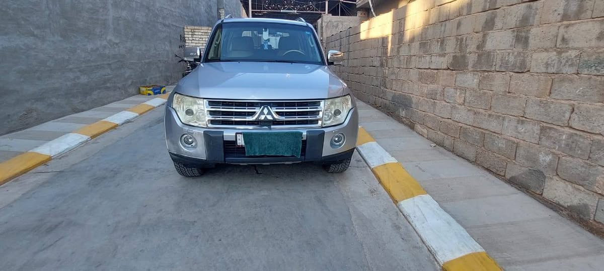 السلام عليكم سيارة باجيرو للبيع موديل 2009 فول مواصفات كشنات كهرباء فتحة مري شفط دمام شاشة وكامرة تبريد ثلاث قطع بدون لا ضربة ولاصبغ ولا تبديل كلين كير محرك خير من الله  محرك 6 سلندر رقم بغداد انكليزي باسمنة ورقم رباعي مميز مكاني الانبار الفلوجه للتواصل *********** واتساب او اتصال  السعر 135
