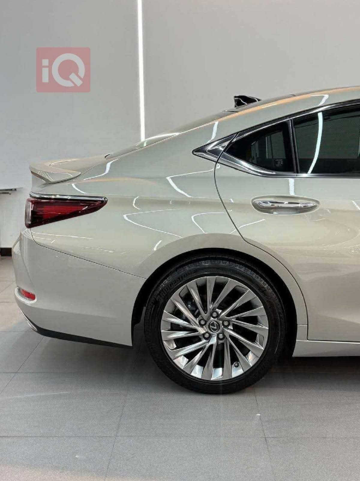 ES350 بلاتنيوم • موديل ٢٠٢٣ • ١٨٠٠٠ كم