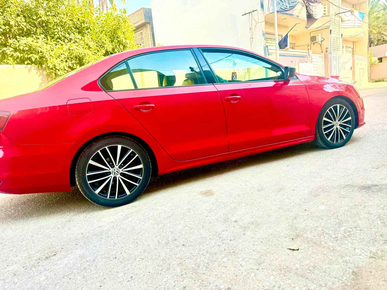 بسم الله الرحمن الرحيم
Volkswagen Jetta 2016 TSI — فولكس واجن جيتا
سيارة متانة وراحة وأداء عالي، نظيفة وجاهزة للاستخدام بدون أي مصاريف.
أبرز المواصفات:
 المحرك: 1800cc تيربو (1.8L TSI) — محرك جديد جديد بشرط الفحص.
 المواصفات: فول مواصفات (عدا البانوراما).
 الداخلية: كشنات جلد بلاد حليبي، مدوشمة تدشيم جديد وراقي بلون ماروني فخم.
 الرقم والسنوية: رقم أربيل، باسمي والتحويل أو الوكالة مضمونة ثاني يوم مباشرة.
 الضرر/الحادث: حادث السيارة موضح بالكامل وبكل شفافية في فحص السونار المرفق حادث بسيط جدا .
السعر المطلوب: 125 ورقة ($12,500) وبيه مجال بسيط للشراي الجاد.
للتواصل والاستفسار المباشر، يرجى المراسلة عبر الرسائل الخاصة أو الاتصال على الرقم: [***********]
السيارة نضيفة جدا وحصرا تحت الاستخدام الشخصي القليل 
مكان السيارة ديالى جديدة الشط قرب بوابة بغداد.
