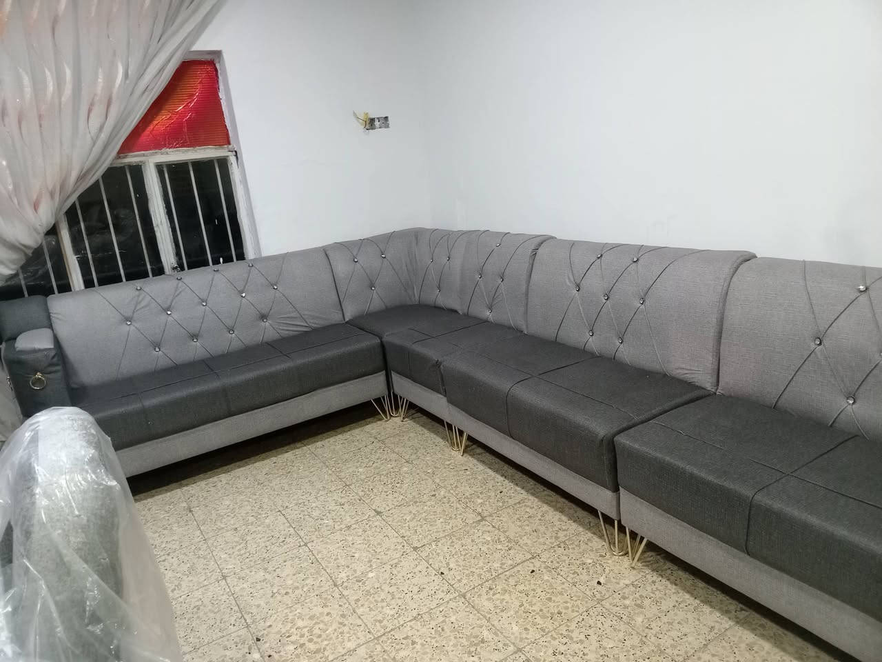 ديوان ١٠ مقعد جديد شغل ثكيل ارضيه بلوك اسود للبيع سعر ٣٥٠ شراي يتصل على رقم ***********
