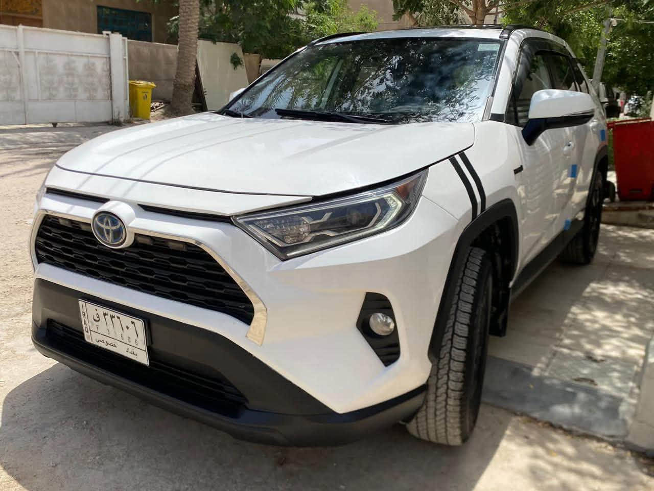 تويوتا راف فور للبيع 
موديل ٢٠١٩
هايبرد (شحن ذاتي)
محرك ٤ سلندر ٢٥٠٠ سيسي
فئة XLE فول مواصفات
ماشية 80 ميل
جاهزة وما بيها نقص على حباية ونص 
رقم بغداد باسمي تحويل مباشر
الموصفات :
فور ويل AWD 
كير ٨ سرعات اوتوماتيك
فتحة سقف
شاشة وكامرا خلفية
كار بلي واندرويد اوتو
نقاط عمياء
رادار مع مثبت سرعة
تحديد وتعديل مسار
تبريد قطعتين 
تحكمات بالستيرن 
لايت مع كشاف ضباب اسفل 
توقف تلقائي اوتو ستوب 
سايد بريك كهربائي اوتو 
حساس تايرات
كراسي جلد
حساس اصطدام امامي خلفي 

السيارة مرتبة ونظيفة وخير من الله 
الصرفية ممتازة تمشيك من ٦٠٠ الى ٨٠٠ كيلو بالتفويلة 
والمحرك والكير وحدادية وتايرات كله فول الفول وبحالة ممتازة وما بيها ذرة نقص وحتى العينة ما بيها گلوب مشتغل 

السيارة وارد كندي حادثها جاملغ ايمن امامي (جهة الراكب) وشويه من الباب بدون دواخل وبدون ايرباك وبدون شواصي ولغود .. وتم تبديل الجاملغ وتعديل الباب 
وهنا بالعراق صار بيها حادث بسيط الباب الخلفي الايمن جهة الراكب وشبر من الجاملغ الخلفي وتم تبديل الباب بجديد نفس اللون وتعديل بارد للجاملغ بدون ايرباك او دواخل. 

انطيك وياها ملحقات (جامة خلفية وجامات ركاب خلفيات .. دوسات ارضيات اضافيات .. الباب المبدل الخلفي)

السعر 210 ورقة وبيها شويه مجال حگ الجية.

للاستفسار هذا رقمي ***********
اتصال او واتساب
مكاني البصرة
