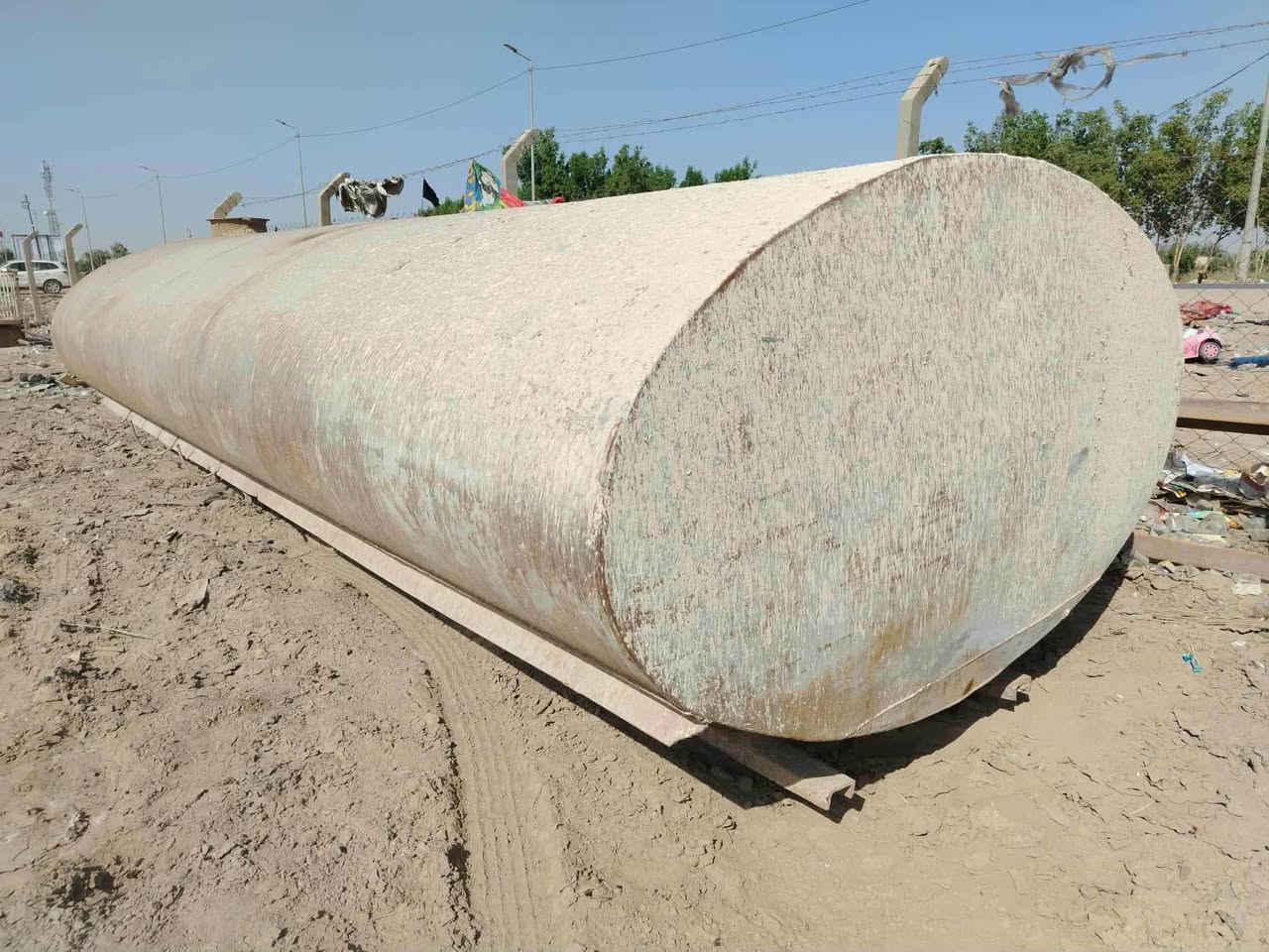 للبيع تانكي طول 6متر وربع  حمولة 14 الف 
لا خياس ولا شي بس يرادلة صبغ 
(( سعر مليونين وربع ))  العنوان: الديوانية 
الرقم : ***********

نص مكتوب في الصور:
- تنكر طول ٦ متر وربع
- سعة ١٤ الف لتر
- السعر مليونين وربع