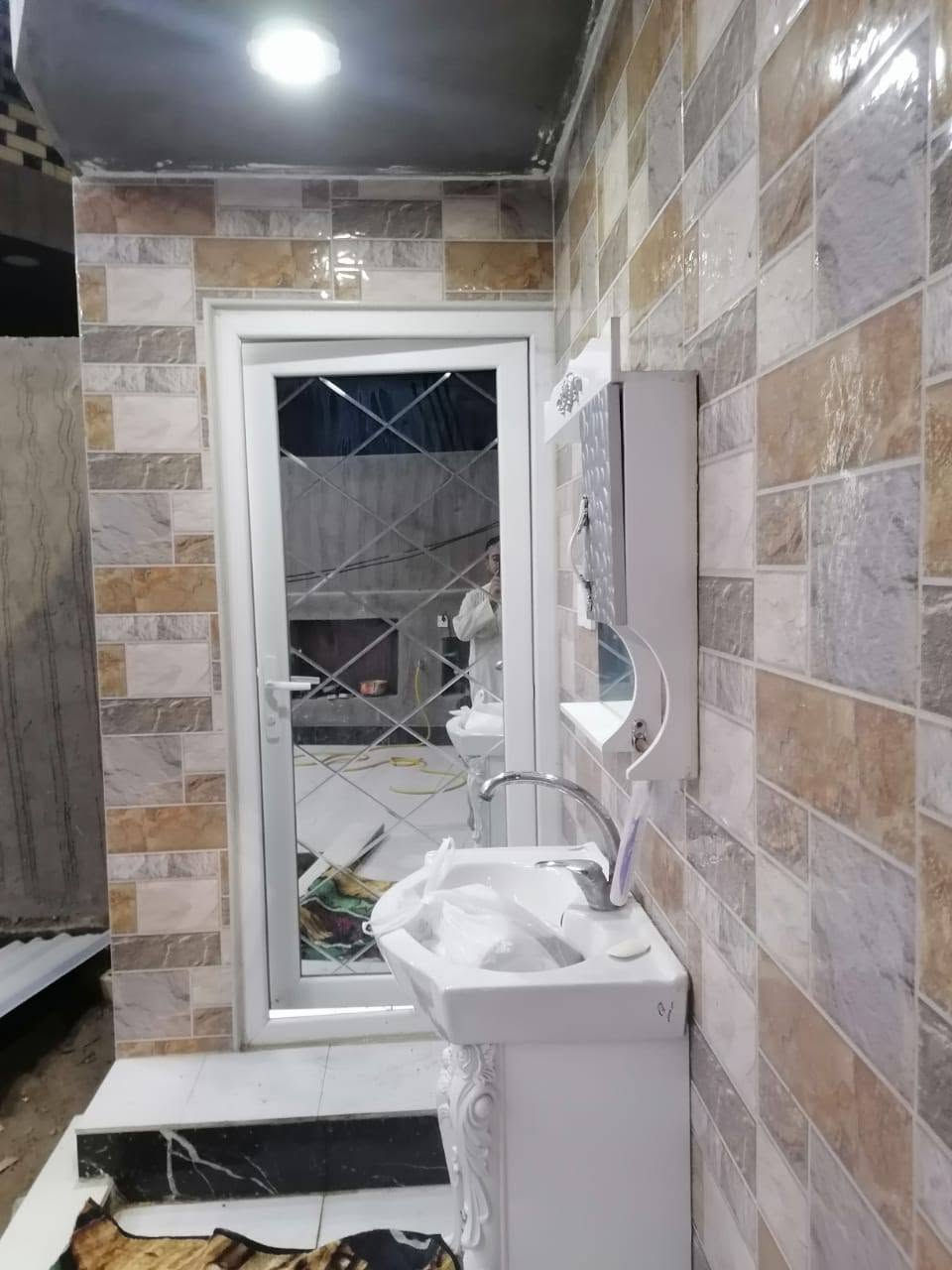 السلام عليكم، دار للبيع أو مراوس المساحة ١٥٠ متر طابقين بناء جناي حديث درجة أولى طابو زراعي قرار محكمة يحتوي على غرف نوم عدد ٣ والغرفة الرابعة عايزة شي بسيط وصالة عدد ٢ وصحيات عدد ٣ ومطبخ وأستقبال وحديقة صغيرة وگراج سيارة الموقع النجف الأشرف الكوفة قرب جسر الأمام علي عليه السلام مزرعة حسين الشبيلي خدمات كاملة ماء وكهرباء وتبليط للأستفسار أكثر الأتصال على الرقم *********** حمزة الجبوري للعقار
