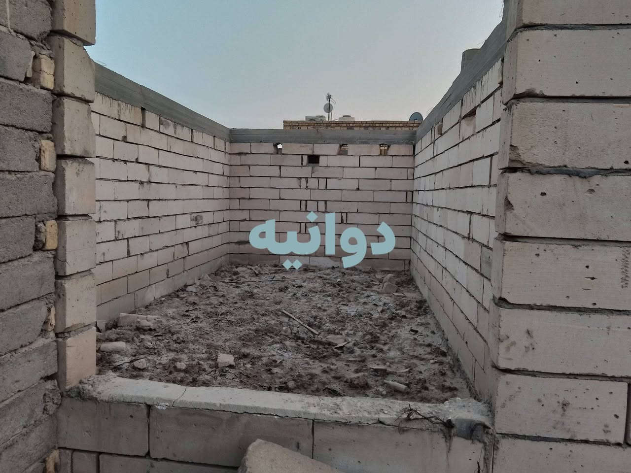 بيت زراعي  هيكل مساحه 200
بنص البيوت ماي كهرباء كلشي متوفر

غرف 2
صاله
مطبخ
دوانيه 
ساحه للبيت 
حي الحسين شارع اللبان
عن الشارع العام 300 متر
السعر 32 وبي مجال
***********
