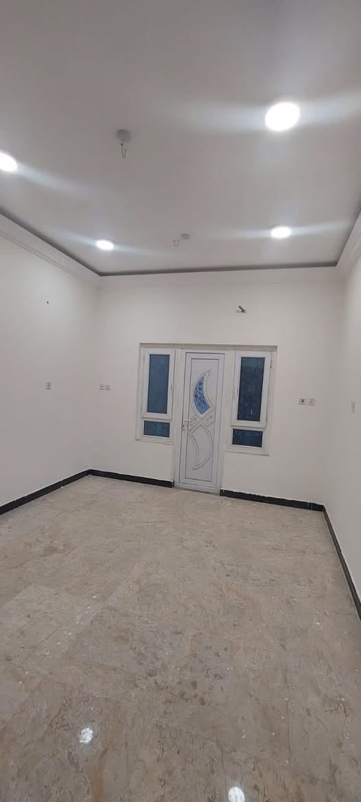 بيت للأيجار في المعقل (المهندسين) 📍
المساحه :  250 م 
يحتوي على :  3 غرف + أستقبال + صاله + مطبخ + مجاميع صحيه + كراج 
المواصفات : ركن + بناء حديث مودرن + موقع جداً مميز + قرب كافه الخدمات 

سعر الأيجار : مليون دينار 
للتواصل : 
*********** 
***********
