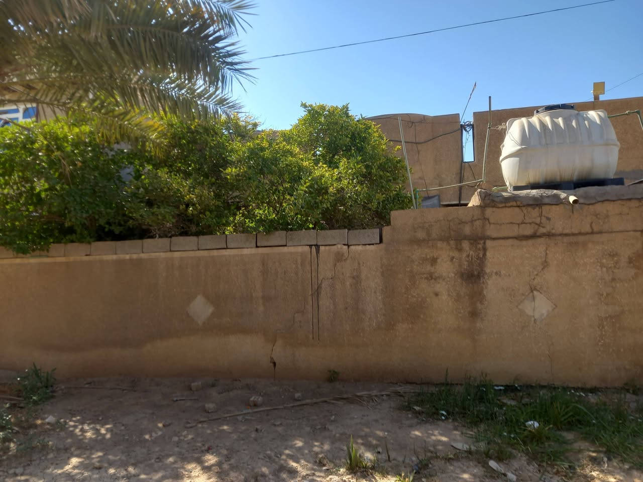 السلام عليكم دار للبيع مقابل منتزه الابطال ثاني بيت على الشارع العريض مجاور بيت ابو وسام تركي الشمري المساحه 300م طابق واحد يحتوي على غرفتين نوم مع مطبخ مع صاله مع استقبال صحيات داخليه وخارجيه ويحتوي على حديقه للاستفسار الاتصال على الرقم ***********

