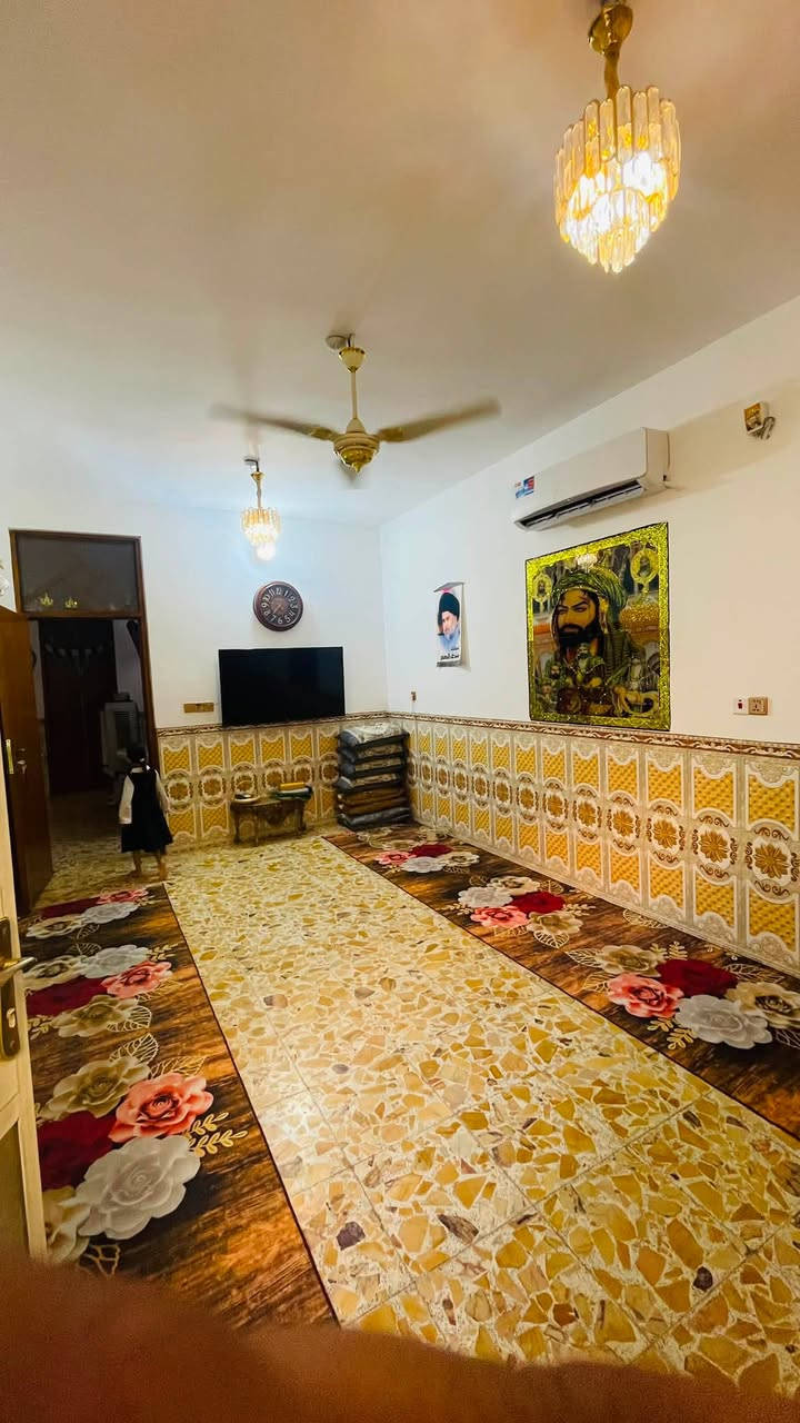بسم الله الرحمان الرحيم السلام عليكم دار للبيع مساحة ١٤٤ قطاع ٢٦ مسلح طابقين الطابق الاول طارمة +استقبال + صالة + مطبخ + منور وترك + غرفتين نوم الطابق الثاني اربع غرف نوم وملحقاتها  وثالث بيت عن  الشارع العام  ***********
