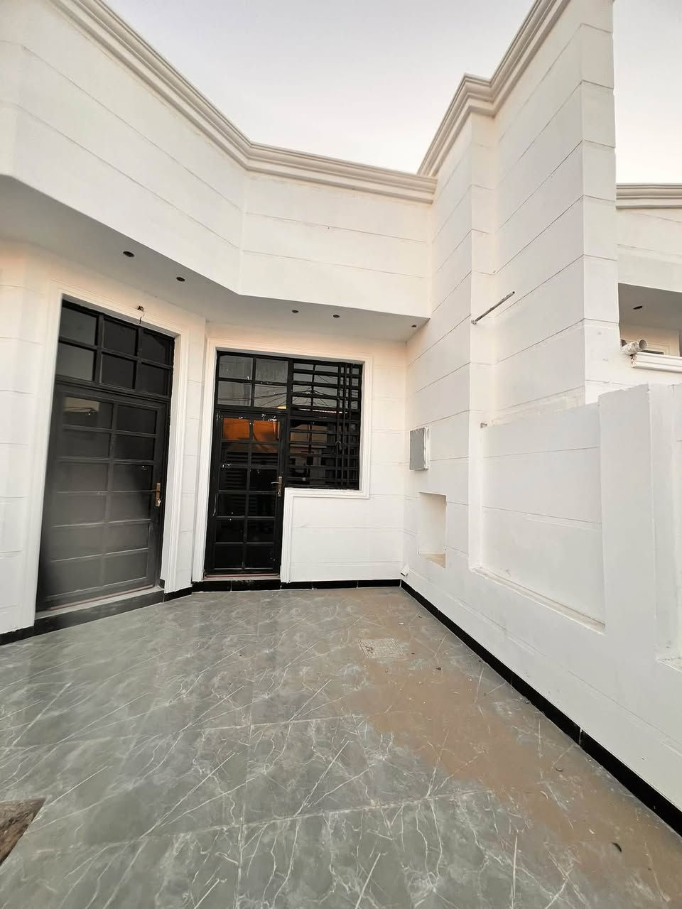 أكيد، هذه صياغة أقوى ومناسبة لإعلان فيسبوك:
🏡 بيت للبيع – فرصة مميزة

📍 الموقع: بداية الموظفين
📐 المساحة: 185 متر
🏠 جديد بالكامل – بناء 2026
🧱 بناء طابوك وتنفيذ ممتاز

✨ يتكون من:
• غرفتي نوم
• استقبال
• صالة
• مطبخ
• كراج سيارة
• حديقة
• طابق واحد بتوزيع عملي ومريح

⭐ بيت جديد، مرتب، وتشطيب ممتاز وجاهز للسكن

📞 للاستفسار ومعرفة السعر:
زيارة مكتب الخالدي للعقار – بداية الموظفين
📍 مجاور المدرسة الأهلية
📱 ***********
