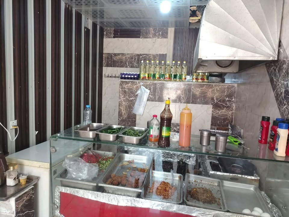 متاح كافتريا للبيع متكامله براد مشروبات مجمده كريل بركر مئسس كهربائيات وماي خزان ماي وماطور مي  كافتريا كامله تجي بس تفتح وتلتزم بيها  موقعها بصناعه مال الديوم  بسعر  مناسب الهاتف ***********
