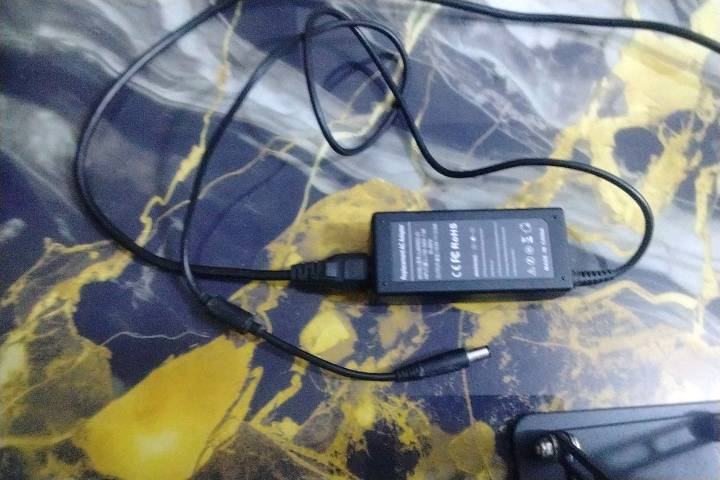 Intel inside 
لابتوب dell مناسب جدا للدراسه و مشاهده الأفلام و معاه ماوس و سماعه معالج و يتوفر توصيل للكاضميه و المناطق الي حولها مجاني و الشاحن اصلي مال لابتوب و الماوس تايب سي لابتوب جيد جداً 