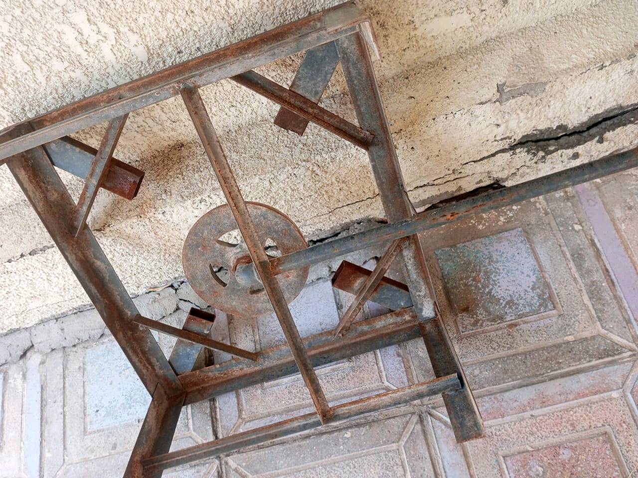 جداري فافون القديم الثقيل الاصلي حجم كبير مال ثوابات  ..وطباخ حجم كبير وطشت ونجانه ..كلهن ب ١٥٠ الف