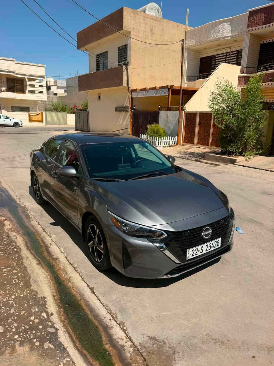 � للبيع نيسان سنترا موديل 2025 SV

🔹 مواصفات SV:

* محرك 2.0 لتر، 4 سلندر
* جير Xtronic CVT
* دفع أمامي
* جنوط ألمنيوم 16 إنج
* شاشة لمس 8 إنج
* Apple CarPlay وAndroid Auto
* تحكم من المقود
* تحكم مناخي أوتوماتيك مزدوج
* مفتاح ذكي وتشغيل زر
* مثبت سرعة ذكي
* كاميرا خلفية
* نظام تحذير النقطة العمياء
* تحذير الاصطدام الأمامي
* تحذير مغادرة المسار
* تنبيه حركة المرور الخلفية

🔧 حالة السيارة:
الحادث فقط شبر بونيت صبغ بدون دواخل  
ايرباك استيرن طاك و راجع سستم
💰 السعر: 143 ورقة
والسعر بيه مجال بسيط.

📋 رقم اربيل جديد مرقم 

📞 للاستفسار: ***********

‭***********‬

📍 العنوان: كركوك
