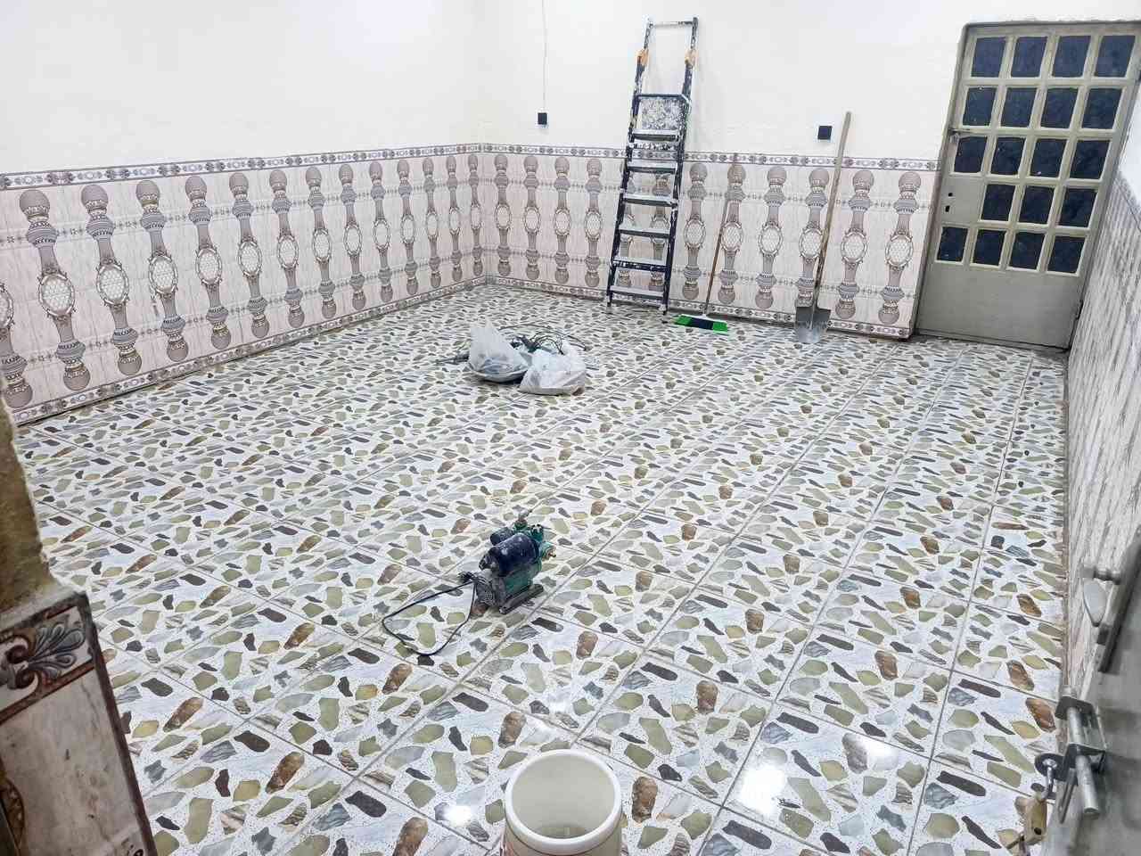 سلام عليكم بيت للبيع المساحة 150متر  طابق واحد استقبال وهول وغرفة نوم وخدمات وحديقة خلفية الإستقبال والهول سندويج والغرفة صب مسلح بيت كامل خدمات مي مجاري وكهرباء العنوان المشتل مجمع فدك مقابيل النفط شارع أسواق حسون قرب مولدة رائد السعر ٤٢ للاستفسار ***********
