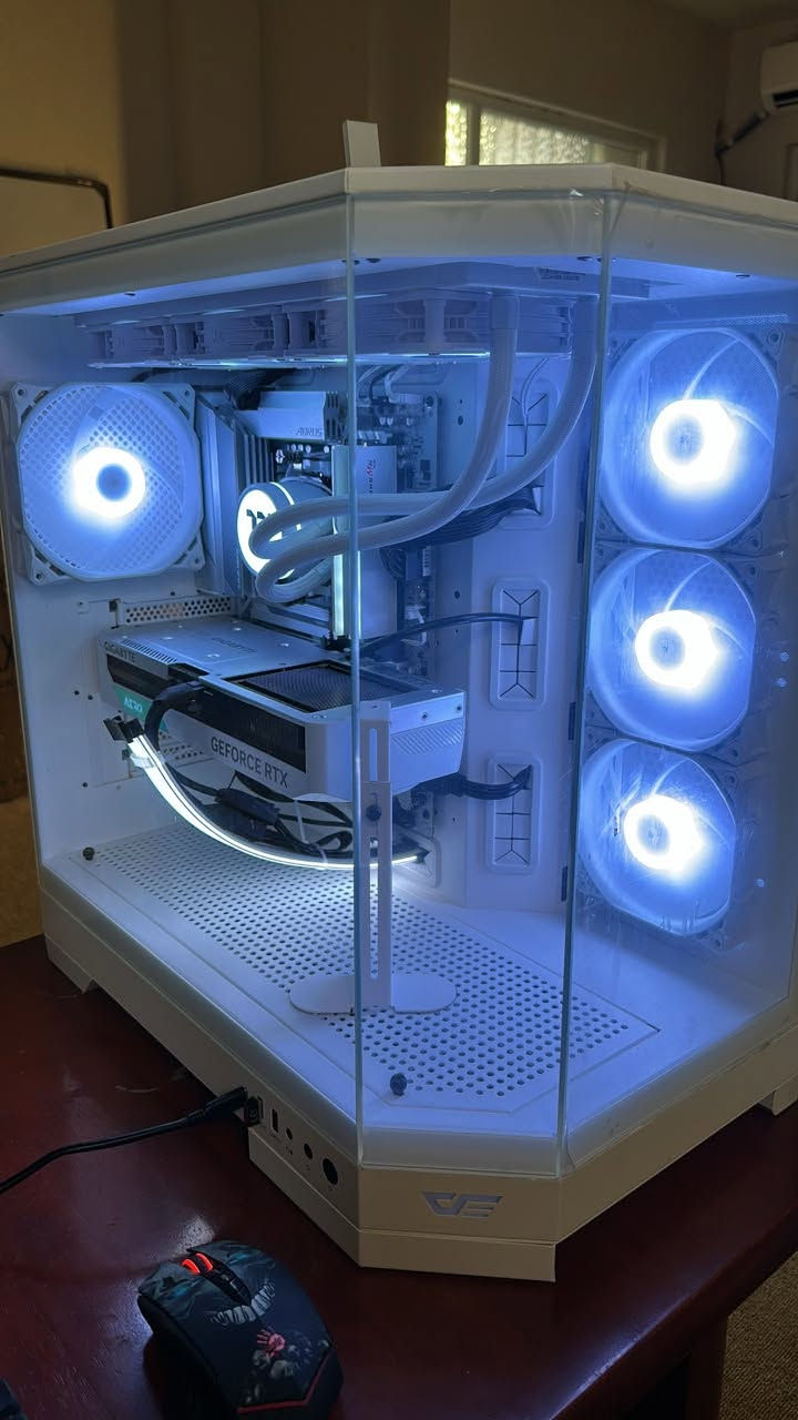 سلام عليكم 
--
*متوفر pc + شاشة ( مستعملات بنظافة وادامة 100%)*
بالمواصفات التالية :

CPU: R7 7700
GPU: GeForce RTX™ 4070 SUPER AERO OC 12G
M.B: B650 AORUS ELITE AX ICE WIFI
RAM: G.SKILL Ripjaws M5 RGB 32GB DDR5 (2x16GB)
HARD: Lexar 1TB M.2 NVMe SSD 
HARD2: WD_Black 2TB NVMe SSD 
P.S: Power Supply GOLD750 
CASE: Computer white Cases 
COOLER: Thermaltake V3 ARGB CPU Liquid Cooler 
--
MONITOR: MSI MAG 342CQR E2 180Hz 1ms  ( 2K Ultrawide )
--
بالاضافة : متوفر ايضاَ
ماوس بلودي كيمنك
كيبورد ريدراكون كامل
هيدسيت ستيل سيريس
UPS GETX Line Interactive-
طاولة تفصال + كرسي كيمنك
--
قيم السعر بما يرضي الله
للاستفسار خاص او واتساب 
***********
