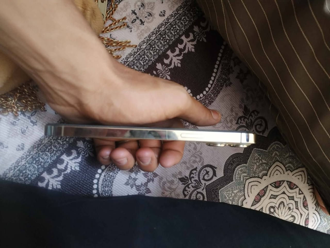 السلام عليكم
ايفون 13 برو ماكس 
شرق اوسط 
ذاكره 256 
بطاريه 78 بلادي 
مبدل فقط شاشه نوعيه زينه وهاي لزگه شادله 
لونه ذهبي نضيف زلغ مابي 
سعره 450 وبي مجال حك الجيه 
مكاني كوفه عباسيه 
واتساب *********** 
ملاحضه:  بي رمشه بسيطه من جوه من يحمه تستخدمه شويه تروح واتساب وخاص موجود 
جماعه الـ400 ميرهم لتعلق 😊
