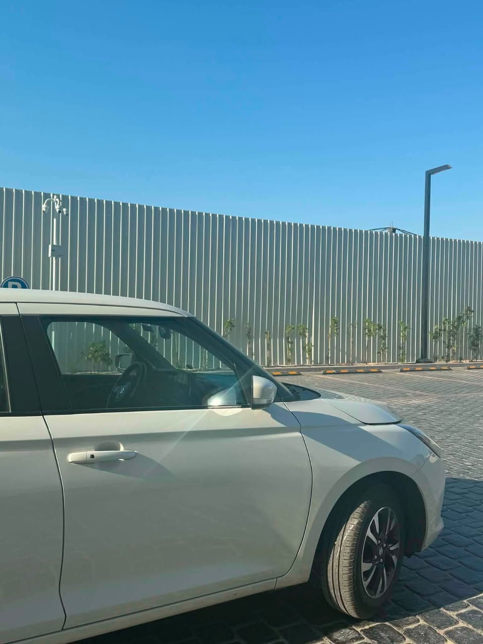 سيارة  سوزوكي سويفت هايبرد موديل ٢٠٢٥ اشتريتها قبل ٨ أشهر ماشية ١١ ألف كيلو ، اللون أبيض  ، رقم بغداد  بأسمي  تحويل ثاني يوم  ، استخدام طبيبة  بلا أي ضرر
تم تبديل الدهن مرة واحدة
بالامكان الاتصال على هذا الرقم ***********
