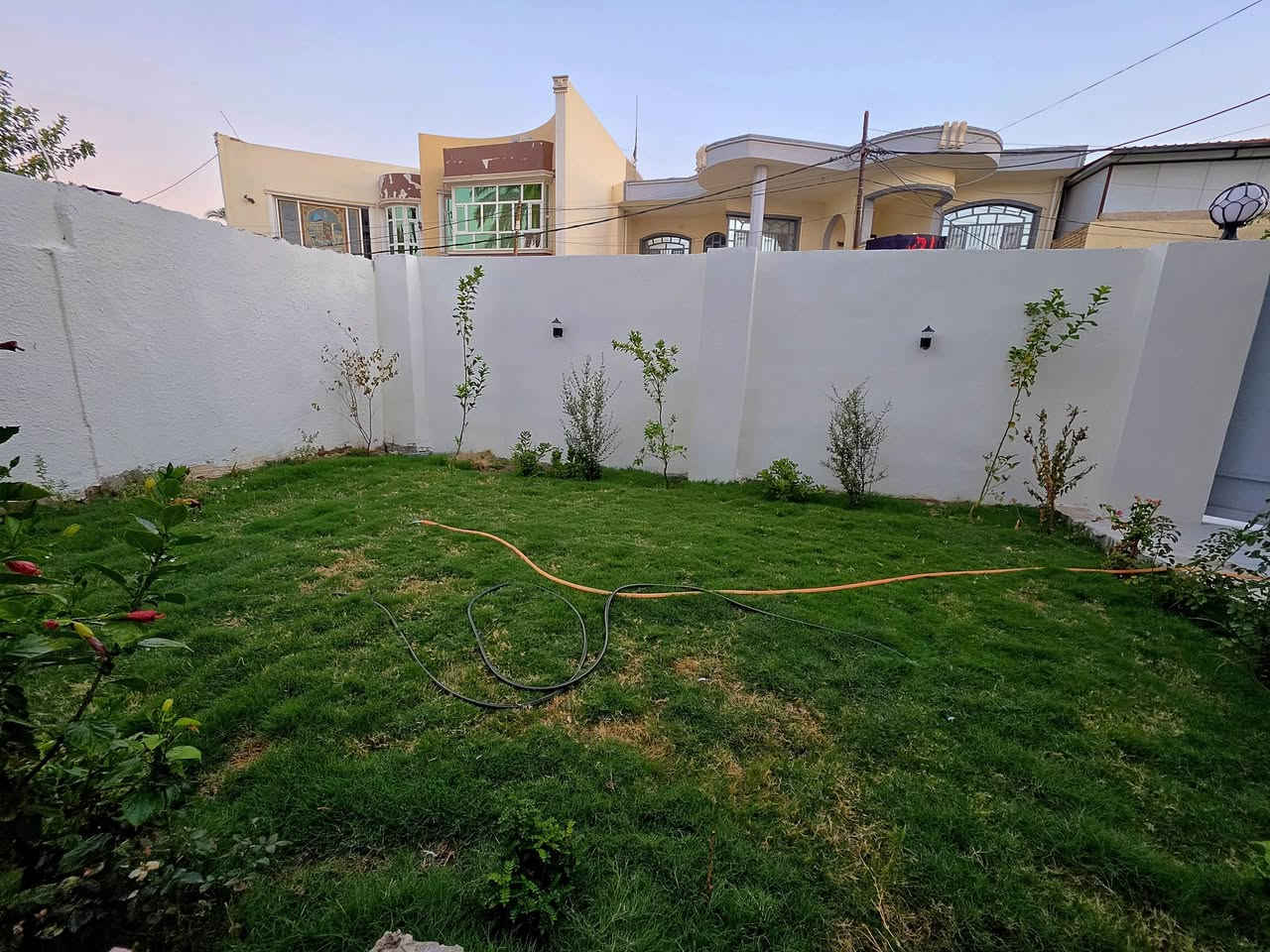 دار للبيع
🏡 دار للبيع (طابو ملك صرف) – تحويل مباشر 🏡
📍 الموقع: حي العسكري – خلف محكمة المحاويل.

📐 المساحة:
• السند: 250 متر مربع
• واقع الحال: 262 متر مربع

📜 السند والملكية: طابو ملك صرف (تحويل مباشر).

✨ تفاصيل البيت:
• 4 غرف نوم
• استقبال + كليدور
• صالة داخلية
• مطبخ
• صحيات داخلية + صحيات خارجية
• حديقة
• منور يدور حول البيت بالكامل

🔨 حالة البناء:
البيت مجدد ومرمم بالكامل (تأسيسات الماء، المجاري، والكهرباء والأرضية، حديثة وجاهزة 100% ولا توجد فيه أي ملاحظة)، النقص فقط سيراميك الطابق الثاني.

📞 للتواصل والاستفسار:
• الاتصال على الرقم: ***********
