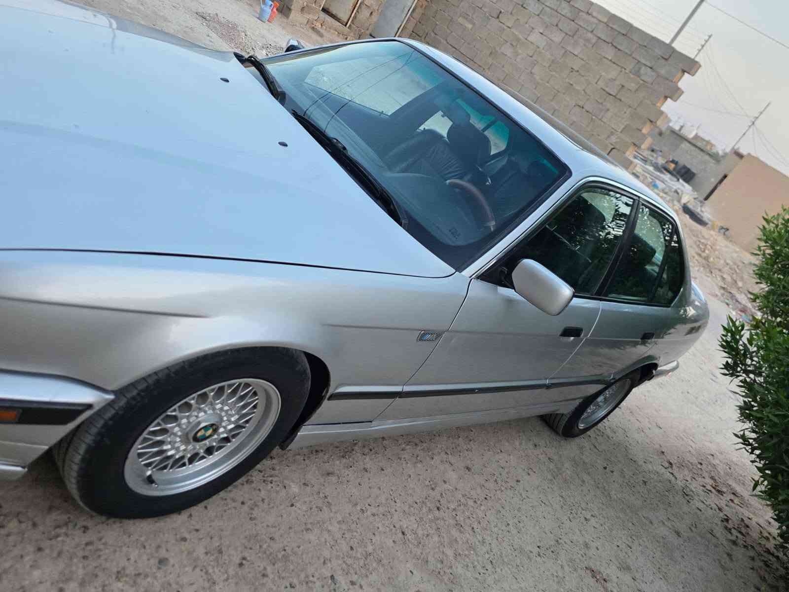 سلام عليكم بي ام 525موديل 90صبغ  جماليه بدون ضربه  سلايت شغال داخل صاج  سياره جاهزه  عندي بس كير من اغسله تحرك 3 وباقي محرك جديد وكير جديد *********** مكاني فلوجه. سعره 60وبيها مجال
