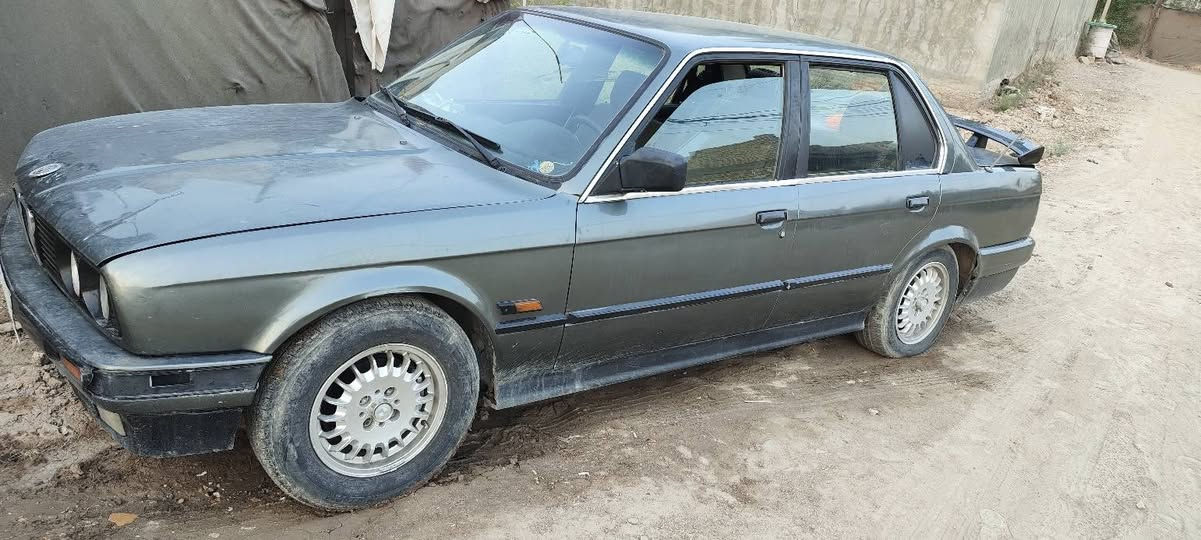 السلام عليكم 
السيارة للبيع لا مراوس ولا اقصاط 
BMW E30 3 SERIES 1990
مكينة 25 مفتوح 6 سلندر گير اوتو ZF 
سنويية منتهية من20 مو باسمي وراعيها يريد يحول وموجود
الغرامة التاخيرية ومعاملة التحويل تكلف 200  
مصبوغة عام للجمالية لا ضربة ولا حادث ولا غرامات مرورية 
السيارة نظيفة بس مغاسلها 
بس جامة السايق مو مالتها مالت ستيشن 
السعر 37 وبيها مجال رقمي ***********
 مستعجل على البيع مطلوب فلوس 
المكان بابل الحلة گريطعة
