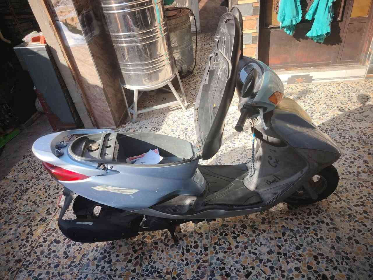 سلام عليكم دراجه بريز كابريتر البيع كلها بلادي برغي واحد ما مفتوح بيها مكينه  خرسه شلعه ومعدل طياره.  الشراري  راسني واني خادم اله المكان بغداد حي الكوفه  *********** رقم مبايل  السعر 700  وبيها مجال  بصيط
